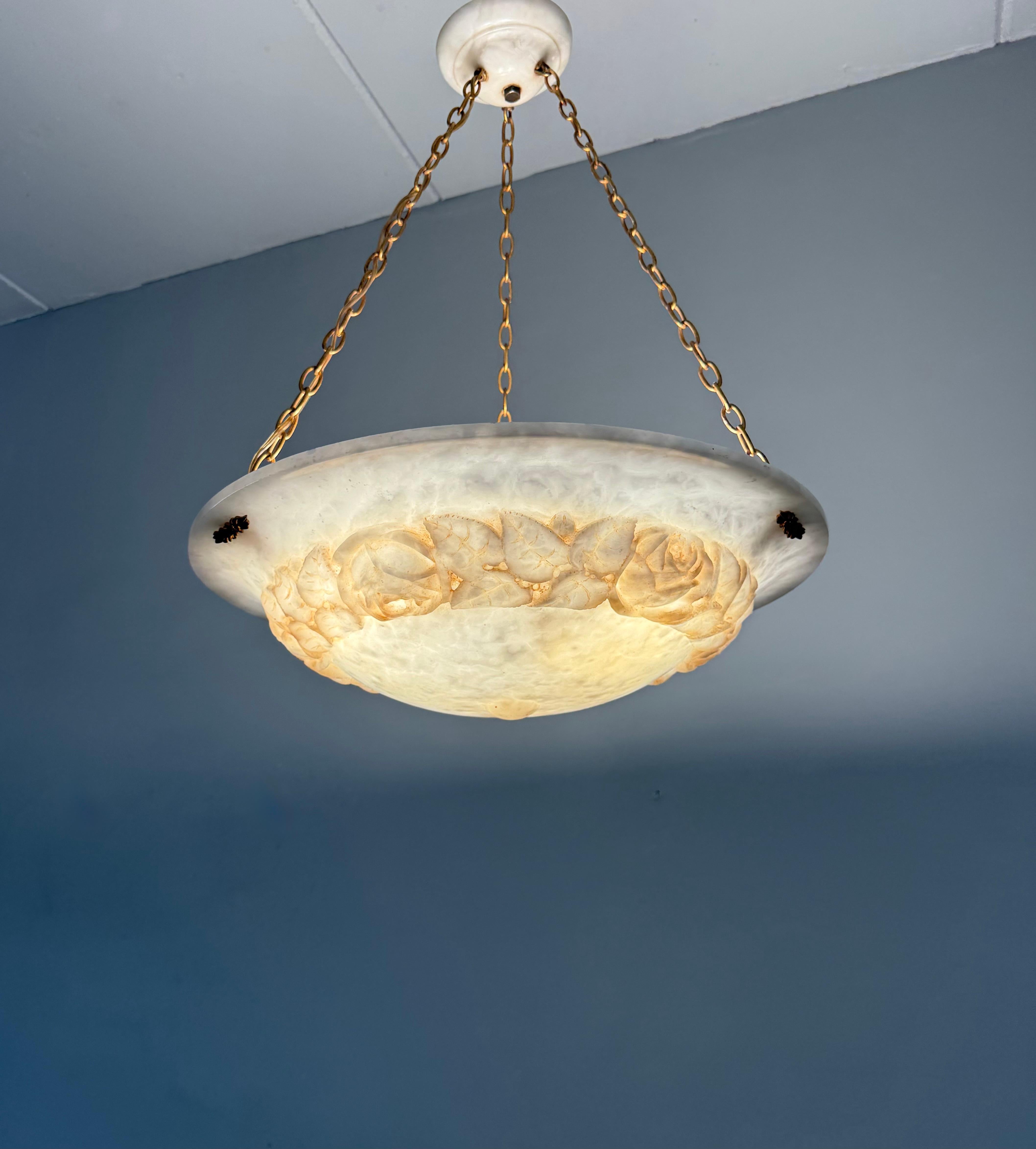 Lampada a sospensione scultorea in alabastro Art Deco con ghirlanda di rose intagliate, circa 1920 in vendita 9