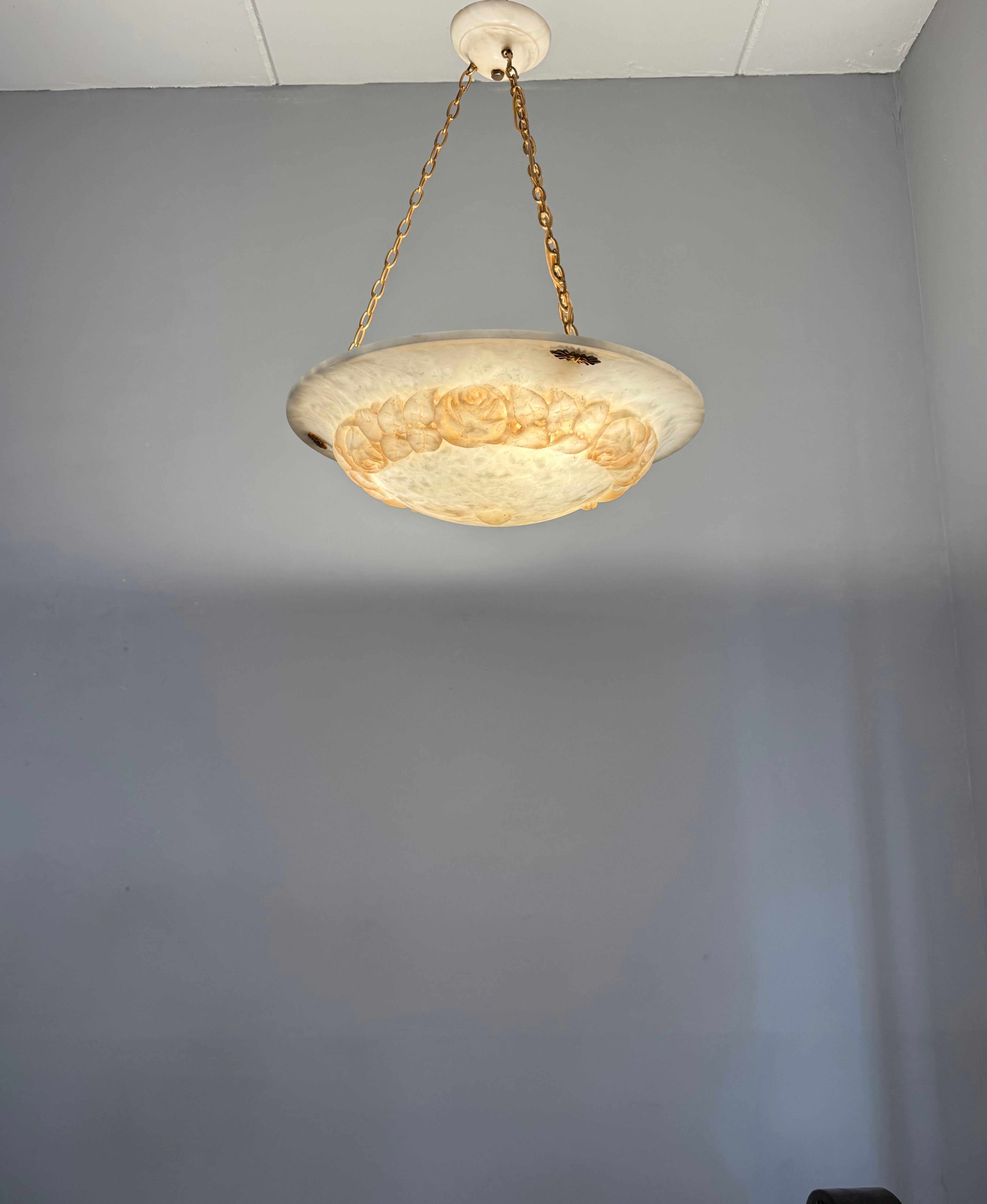 Lampada a sospensione scultorea in alabastro Art Deco con ghirlanda di rose intagliate, circa 1920 in vendita 10