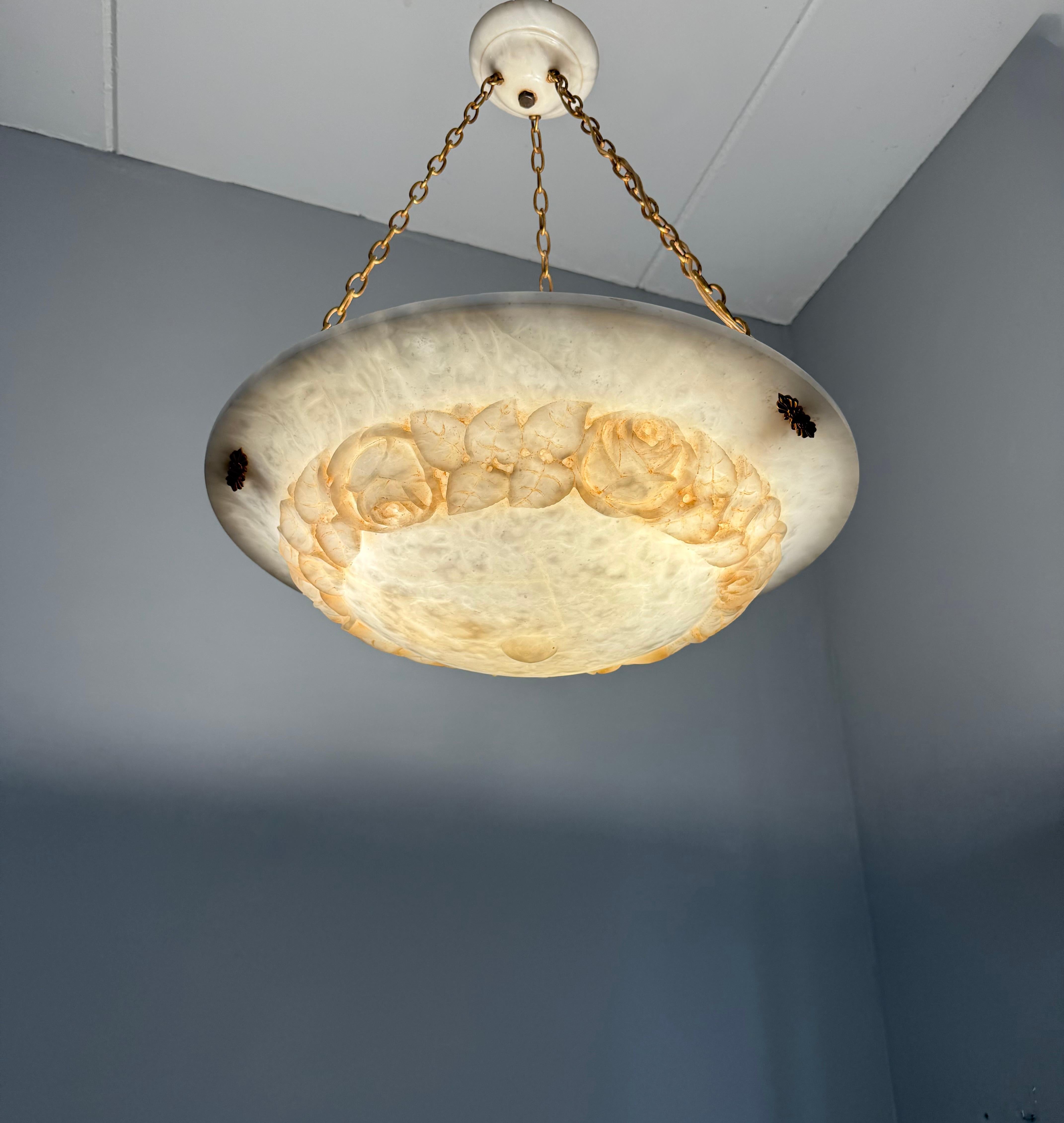 Art Déco Lampada a sospensione scultorea in alabastro Art Deco con ghirlanda di rose intagliate, circa 1920 in vendita