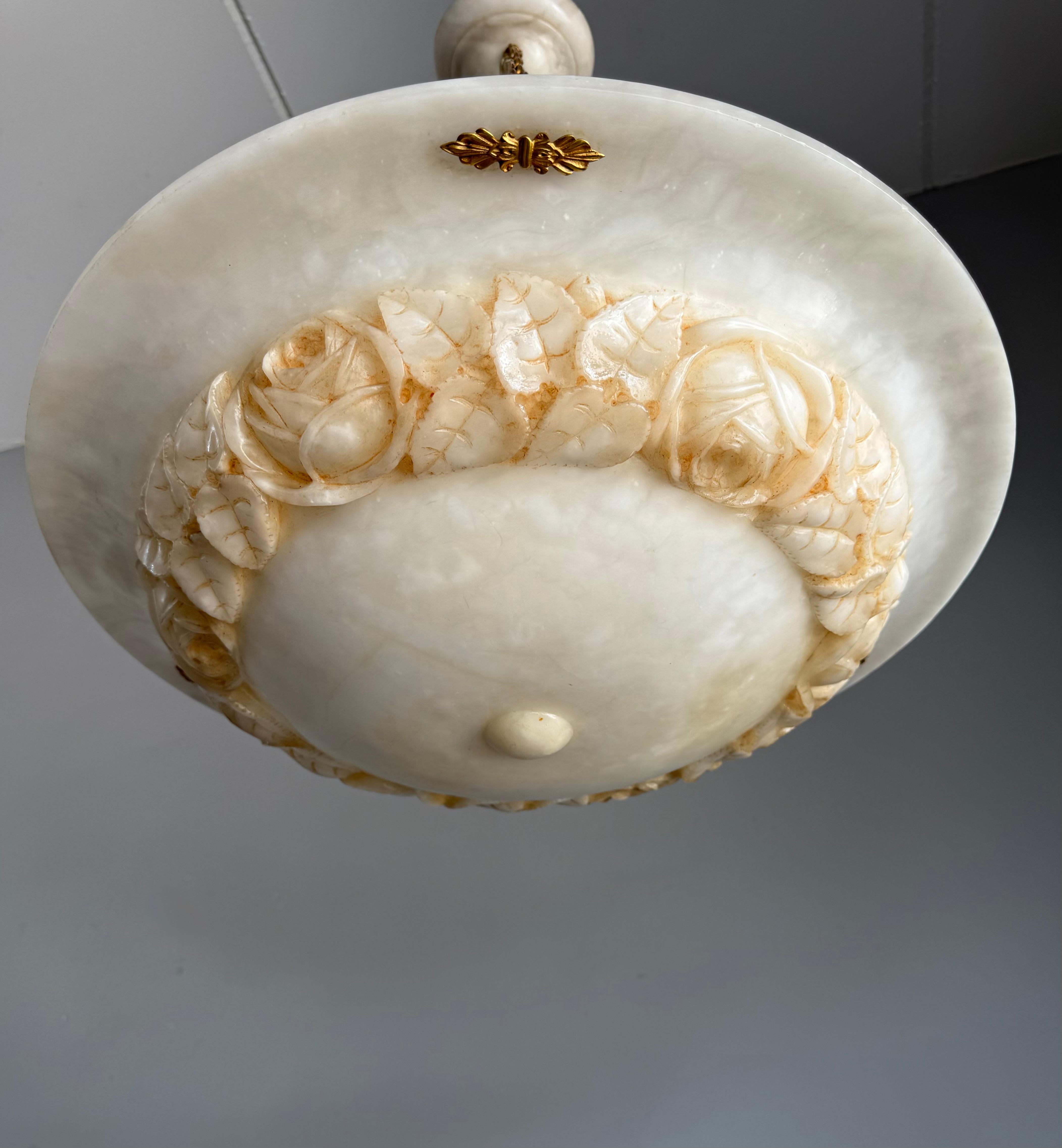 Svizzero Lampada a sospensione scultorea in alabastro Art Deco con ghirlanda di rose intagliate, circa 1920 in vendita