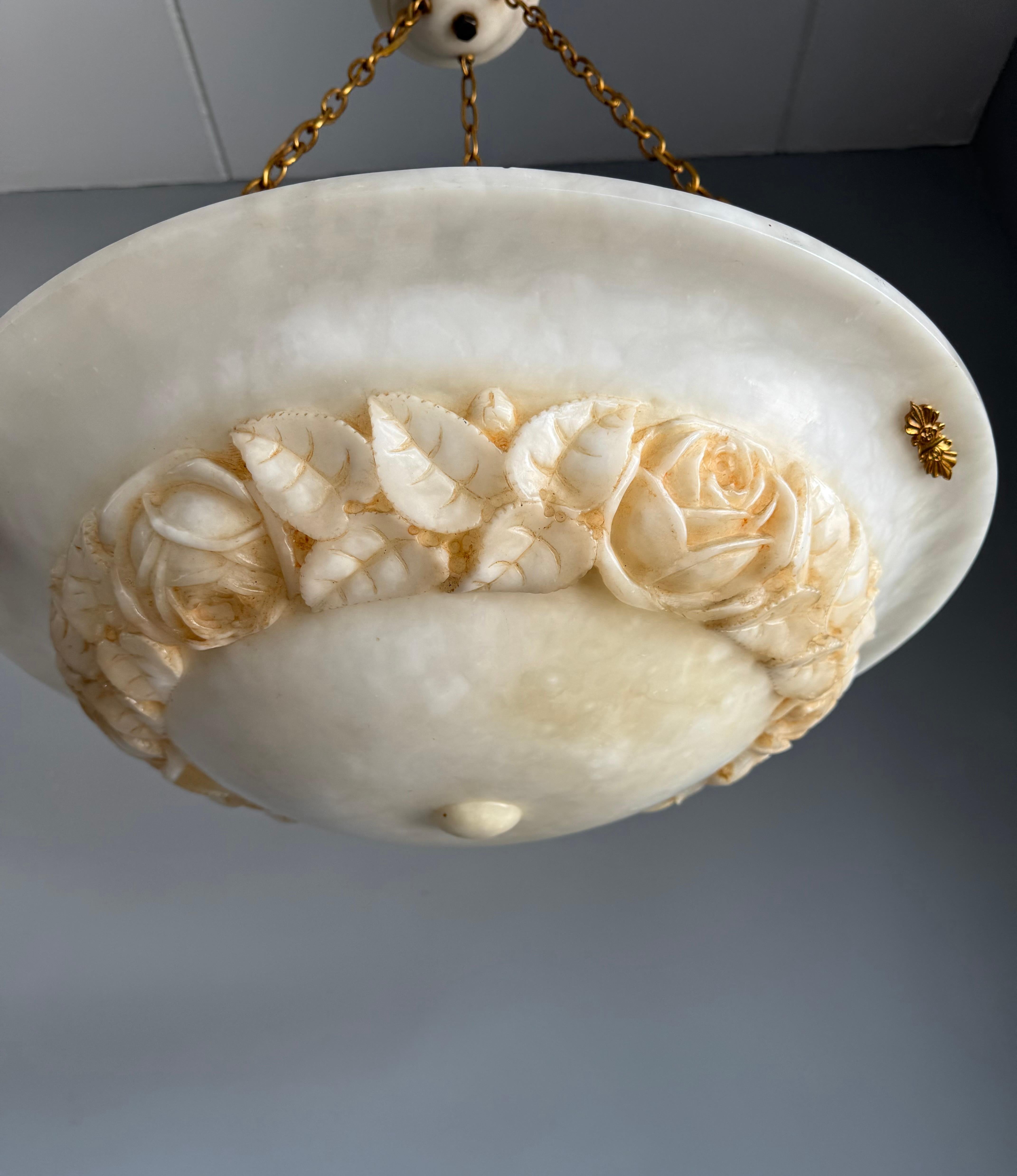 Intagliato a mano Lampada a sospensione scultorea in alabastro Art Deco con ghirlanda di rose intagliate, circa 1920 in vendita