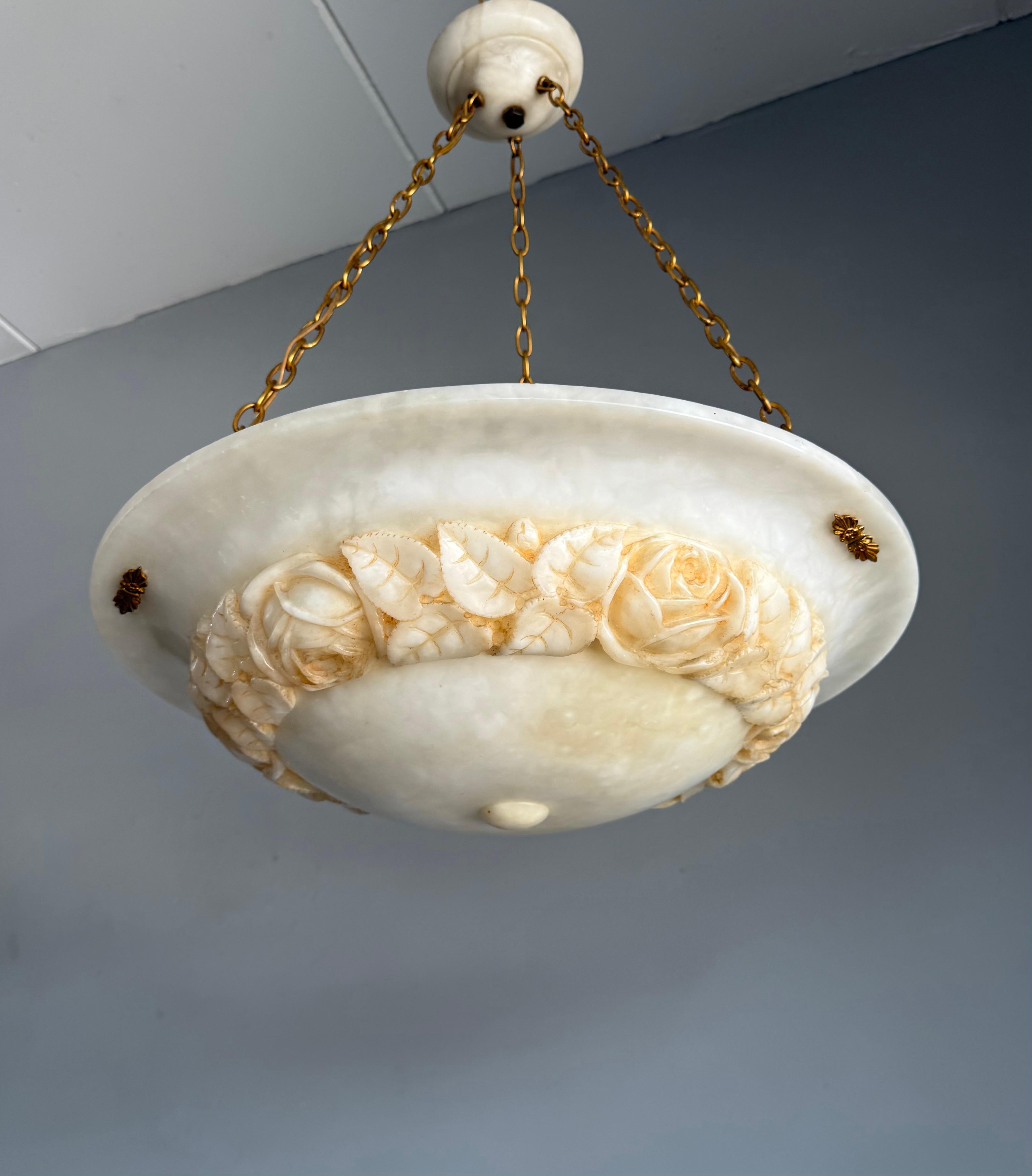 Lampada a sospensione scultorea in alabastro Art Deco con ghirlanda di rose intagliate, circa 1920 In condizioni buone in vendita a Lisse, NL