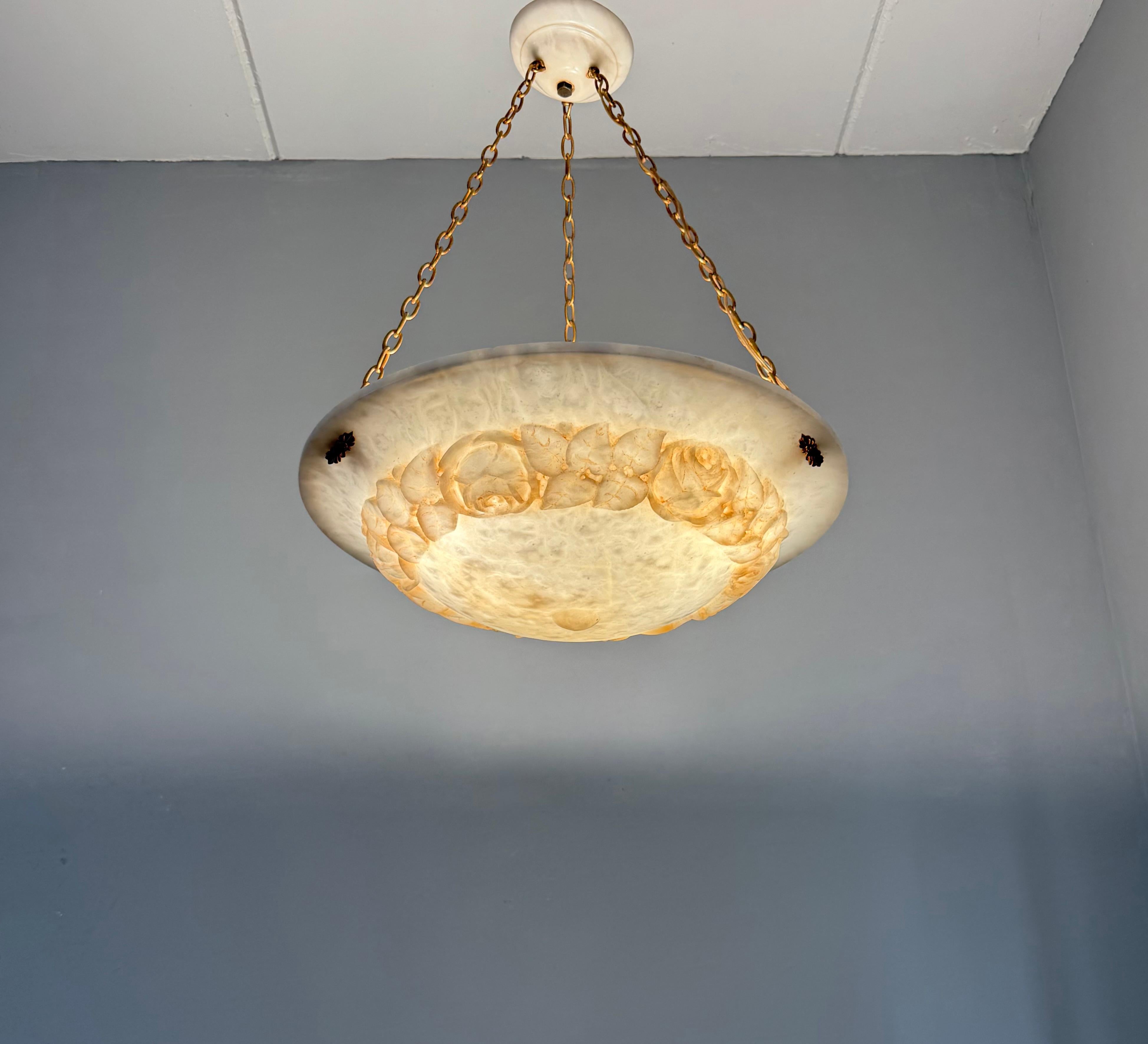 XX secolo Lampada a sospensione scultorea in alabastro Art Deco con ghirlanda di rose intagliate, circa 1920 in vendita