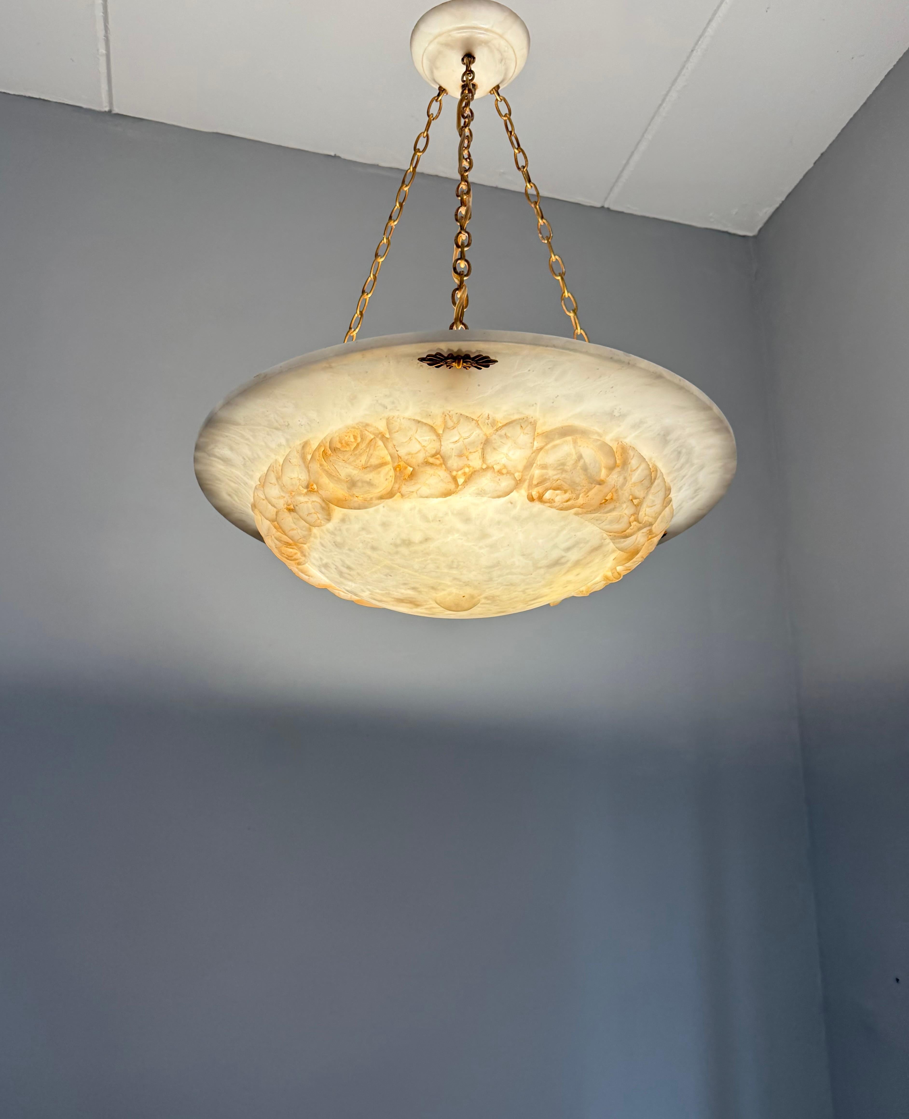 Ottone Lampada a sospensione scultorea in alabastro Art Deco con ghirlanda di rose intagliate, circa 1920 in vendita