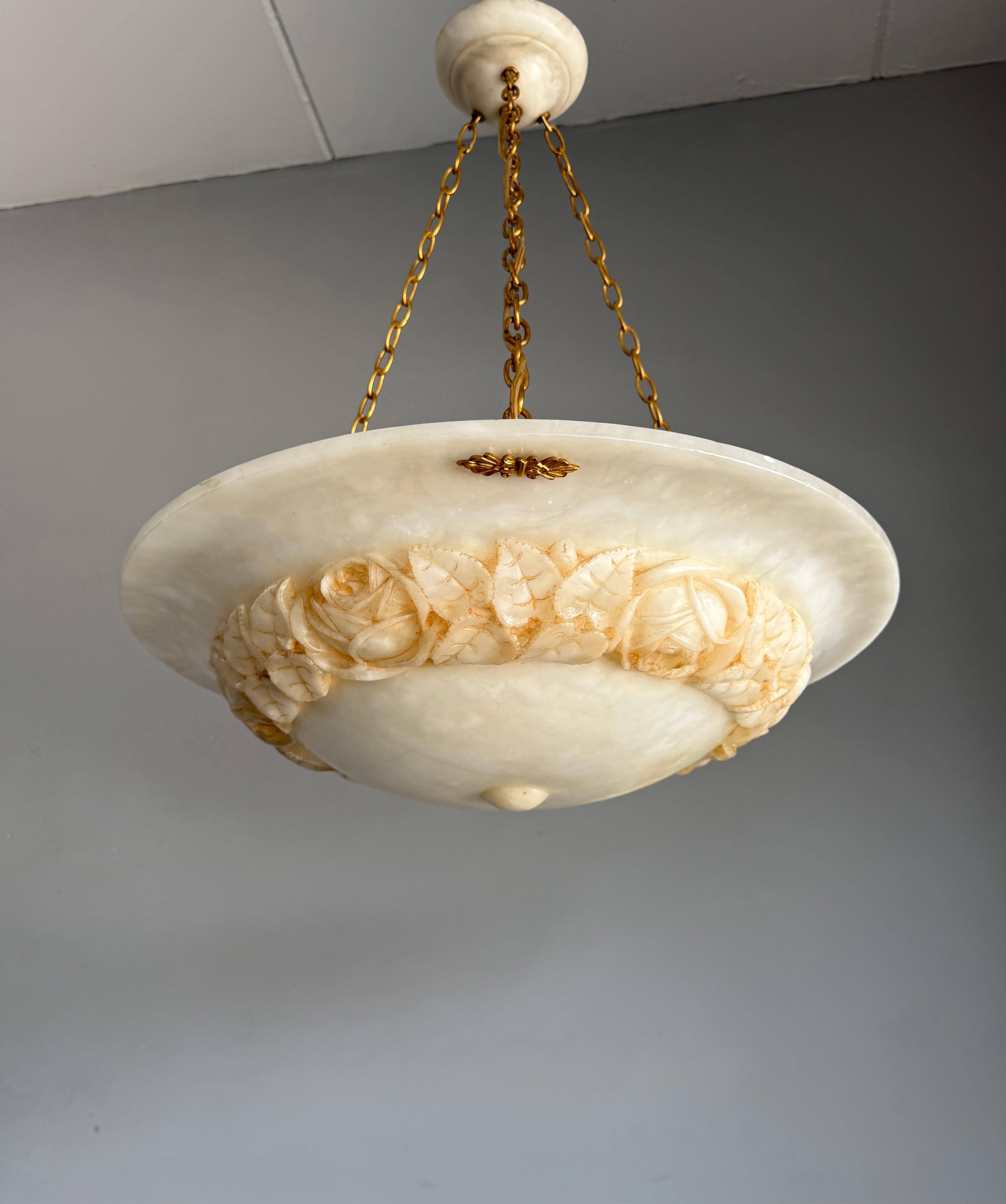 Lampada a sospensione scultorea in alabastro Art Deco con ghirlanda di rose intagliate, circa 1920 in vendita 1