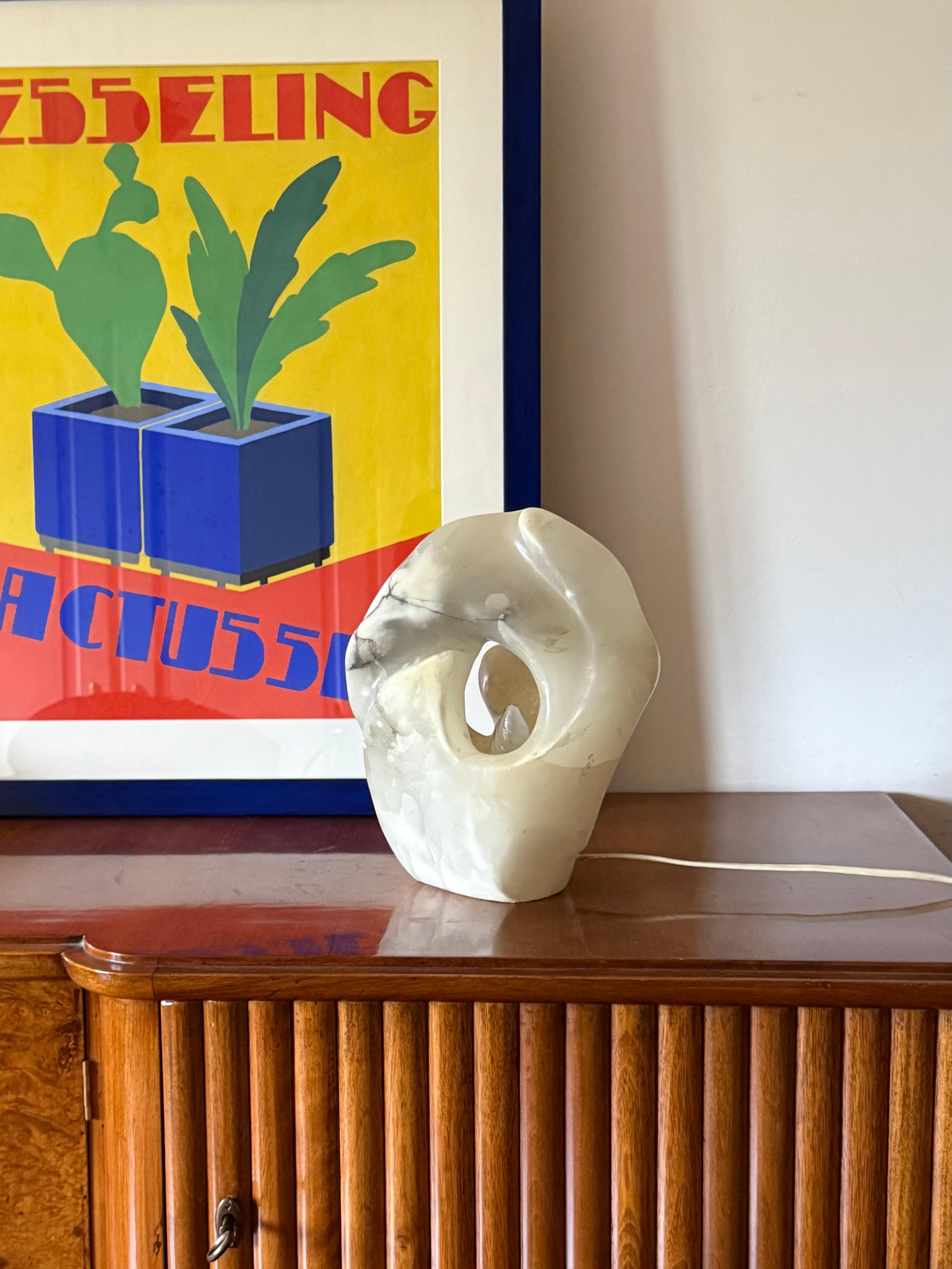 Lámpara de mesa escultórica de piedra de alabastro

Francia Años 80

Al 29 cm - 24 × 14 cm

Estado: muy bueno, acorde con la edad y el uso