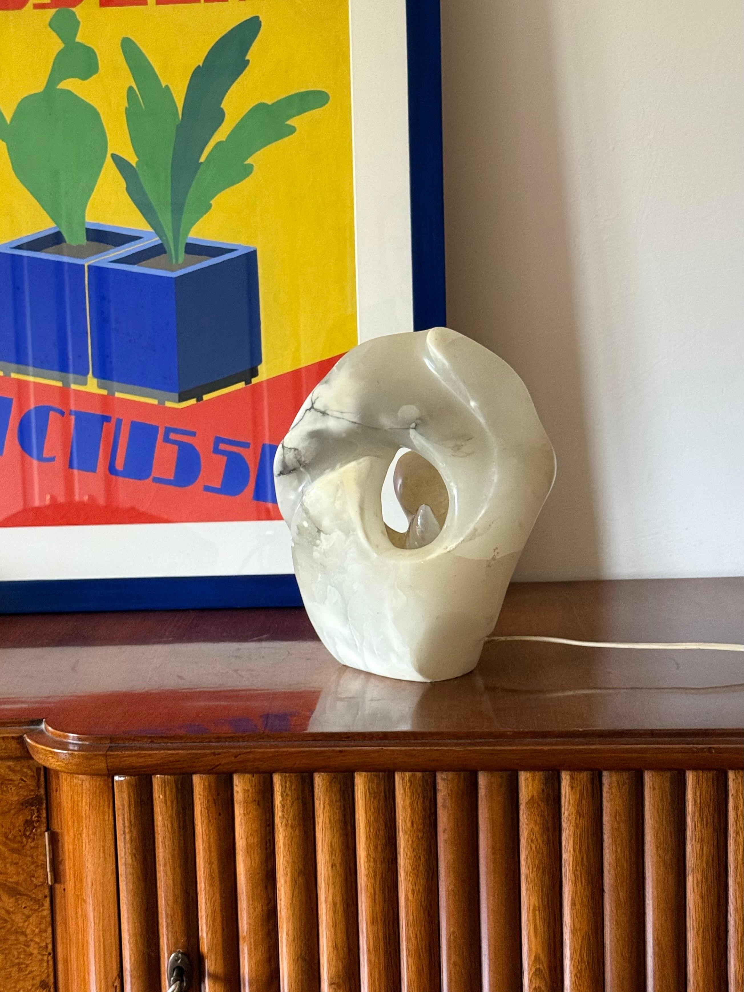 Lámpara de mesa escultórica de alabastro, Francia años 80 Moderno orgánico en venta