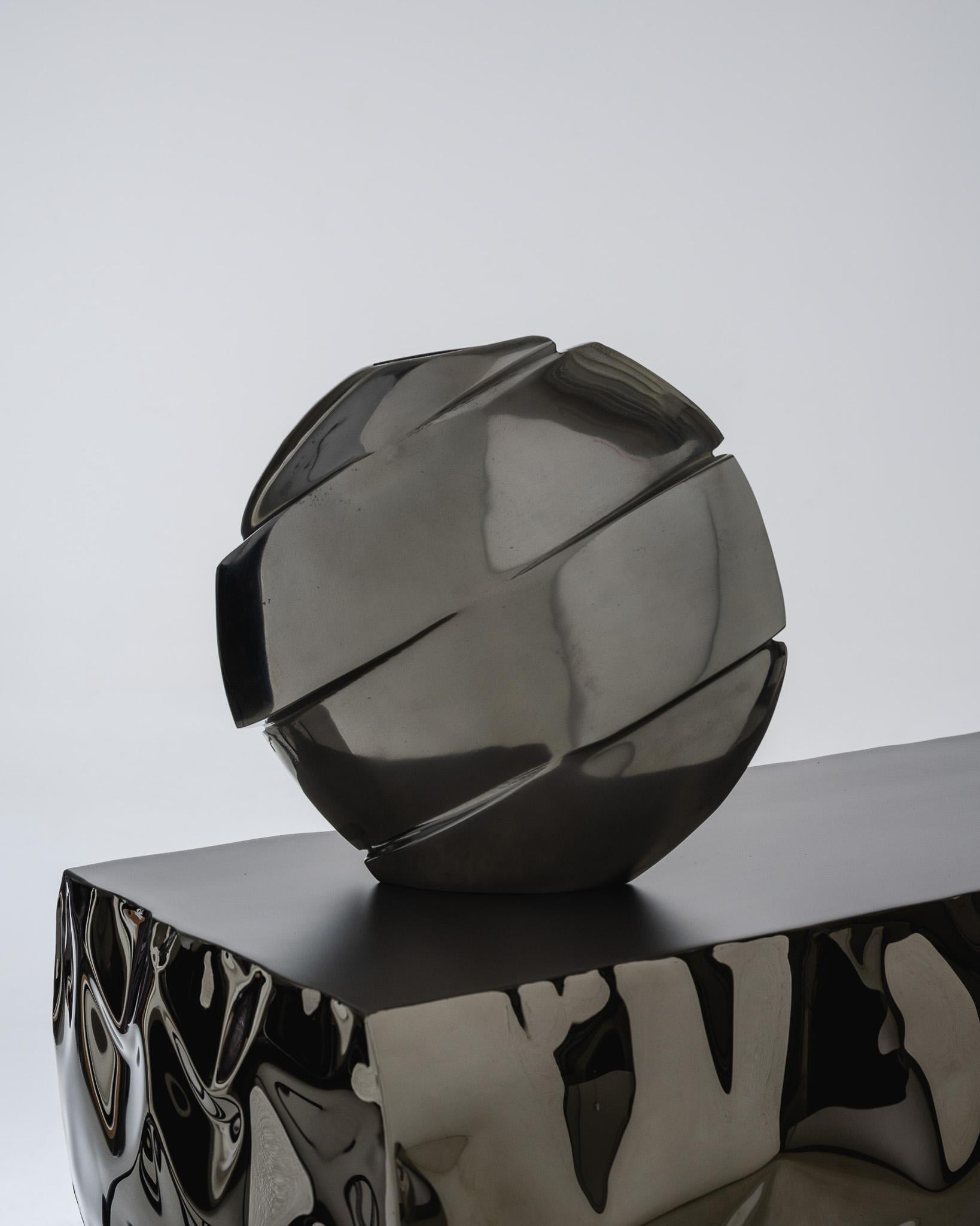 Vase aux lignes fluides et dynamiques, 1970.
Entièrement réalisée en aluminium poli miroir, sa forme organique évoque un mouvement capturé dans le métal, jouant avec les reflets et la lumière. Bon état général, avec des marques mineures liées à