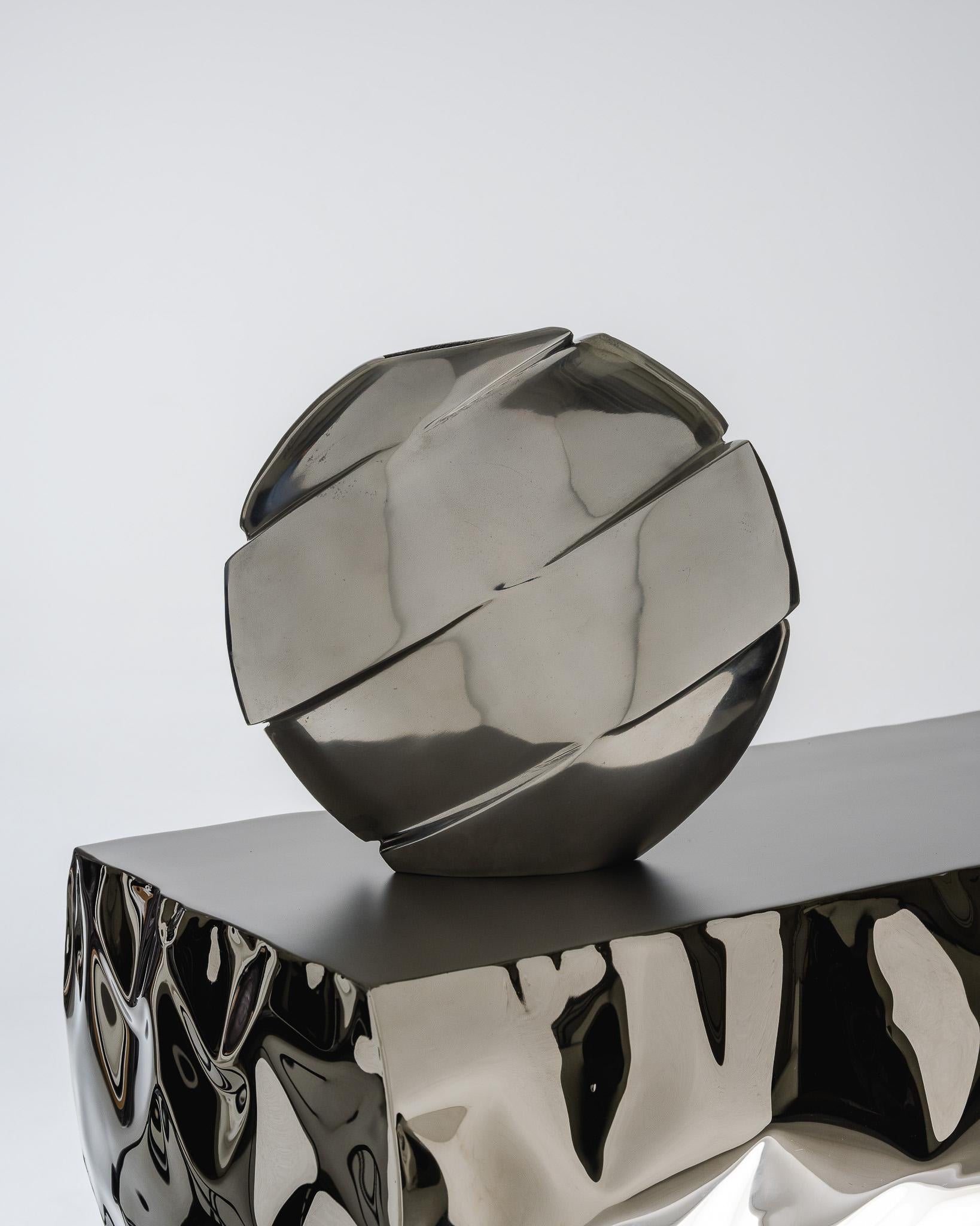 Ère spatiale Vase sculptural en aluminium, 1970 en vente