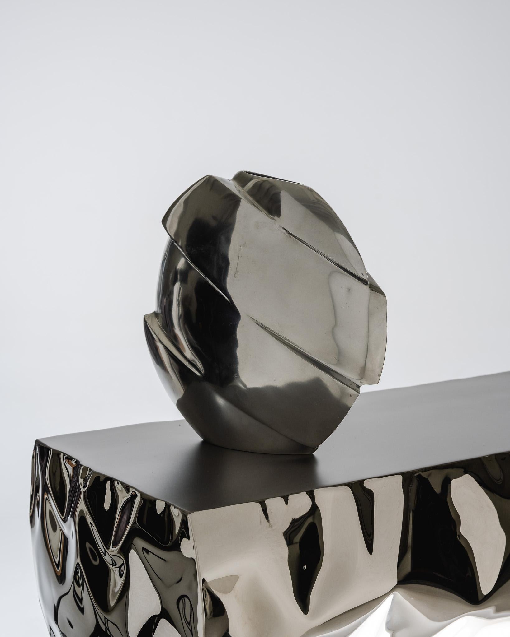 Vase sculptural en aluminium, 1970 Bon état - En vente à PARIS, FR