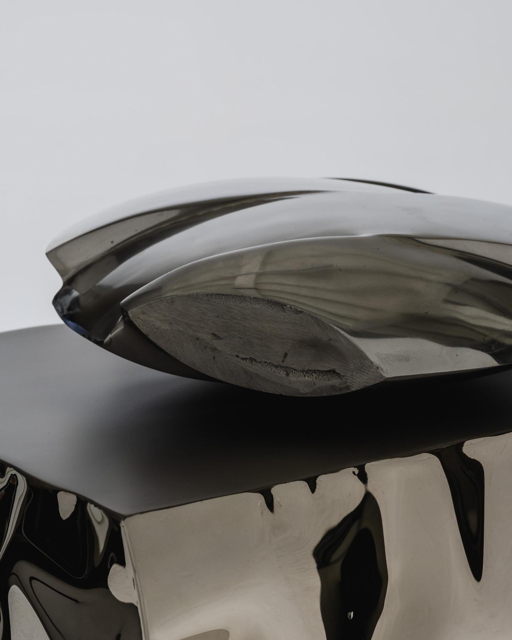 20ième siècle Vase sculptural en aluminium, 1970 en vente