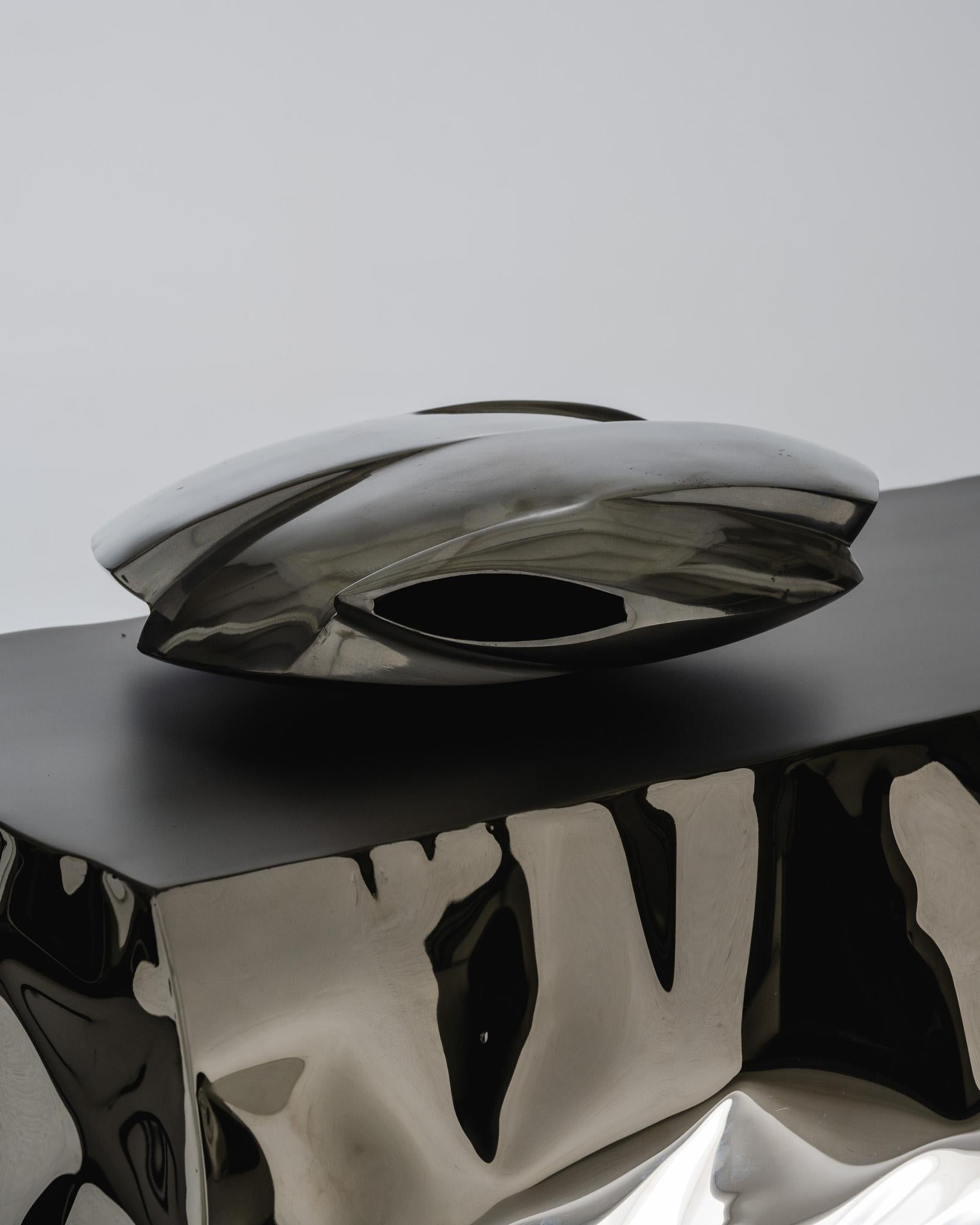 Vase sculptural en aluminium, 1970 en vente 1