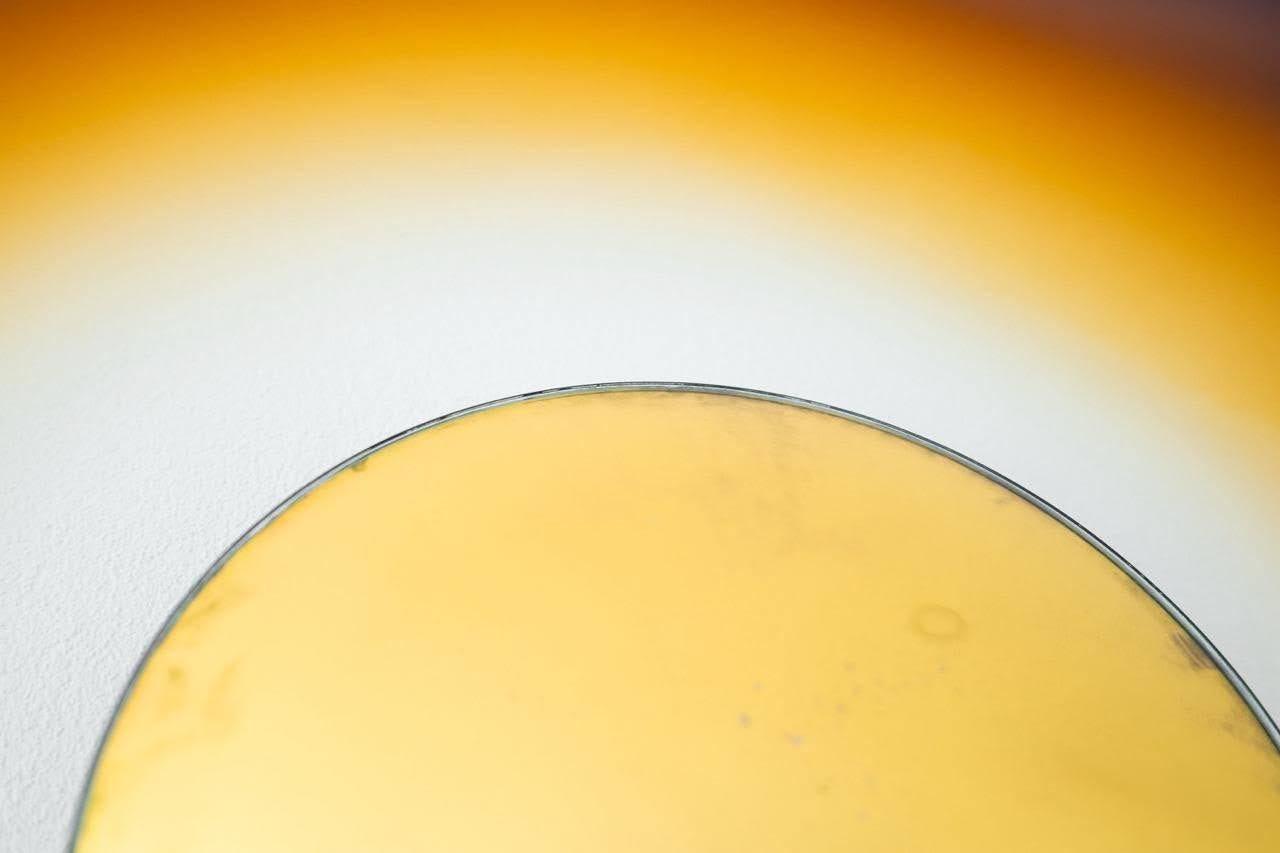 Doré Miroir mural sculptural en verre ambré avec centre en or convexe doré à l'ange en vente