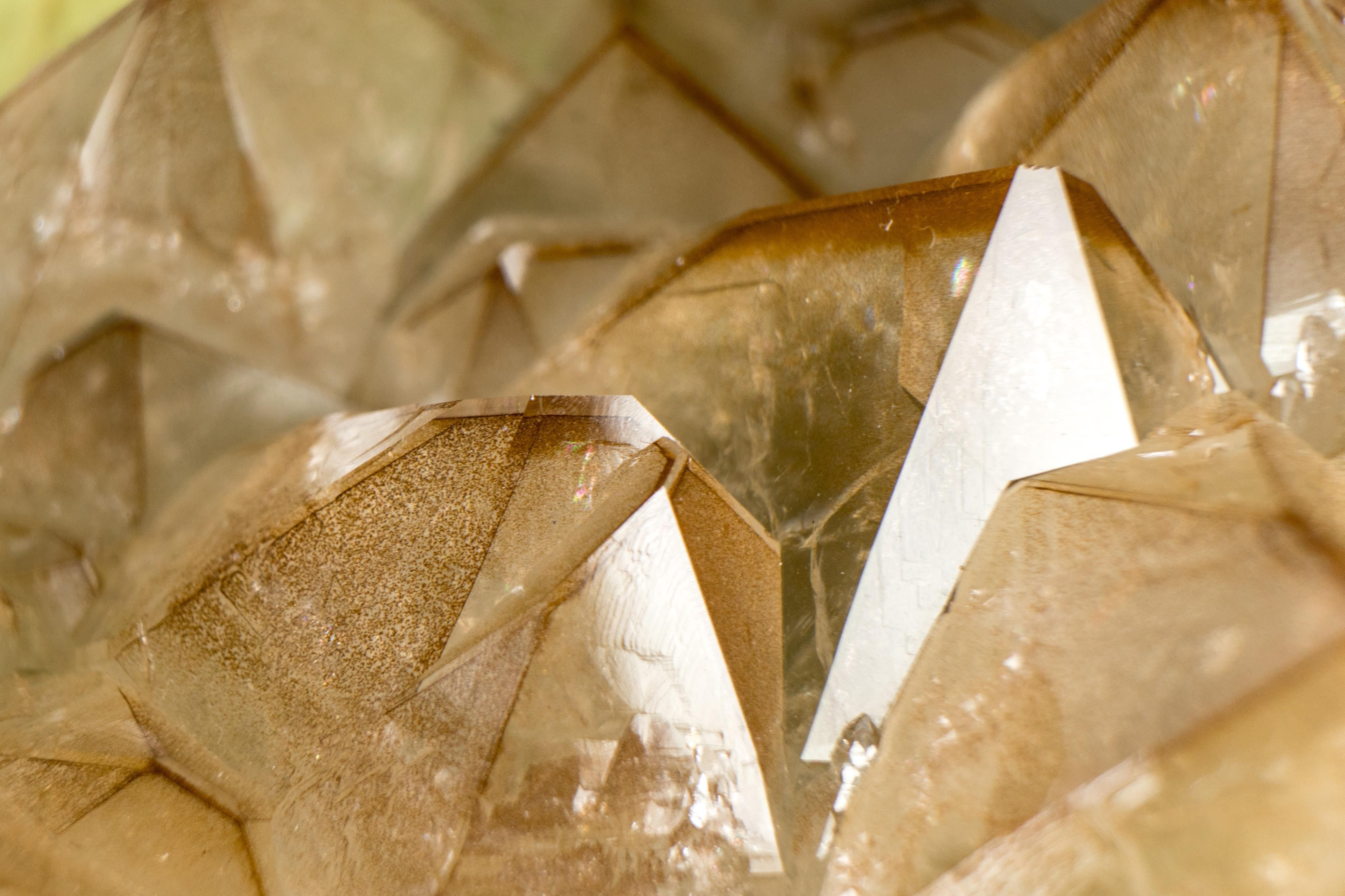 Diseñada por E2D Crystals, esta lámpara de sobremesa de racimo de geodas de amatista es un artículo único, creado con un enfoque en la singularidad, la calidad y la belleza. Para dar vida a este proyecto, sólo hemos utilizado los mejores materiales,