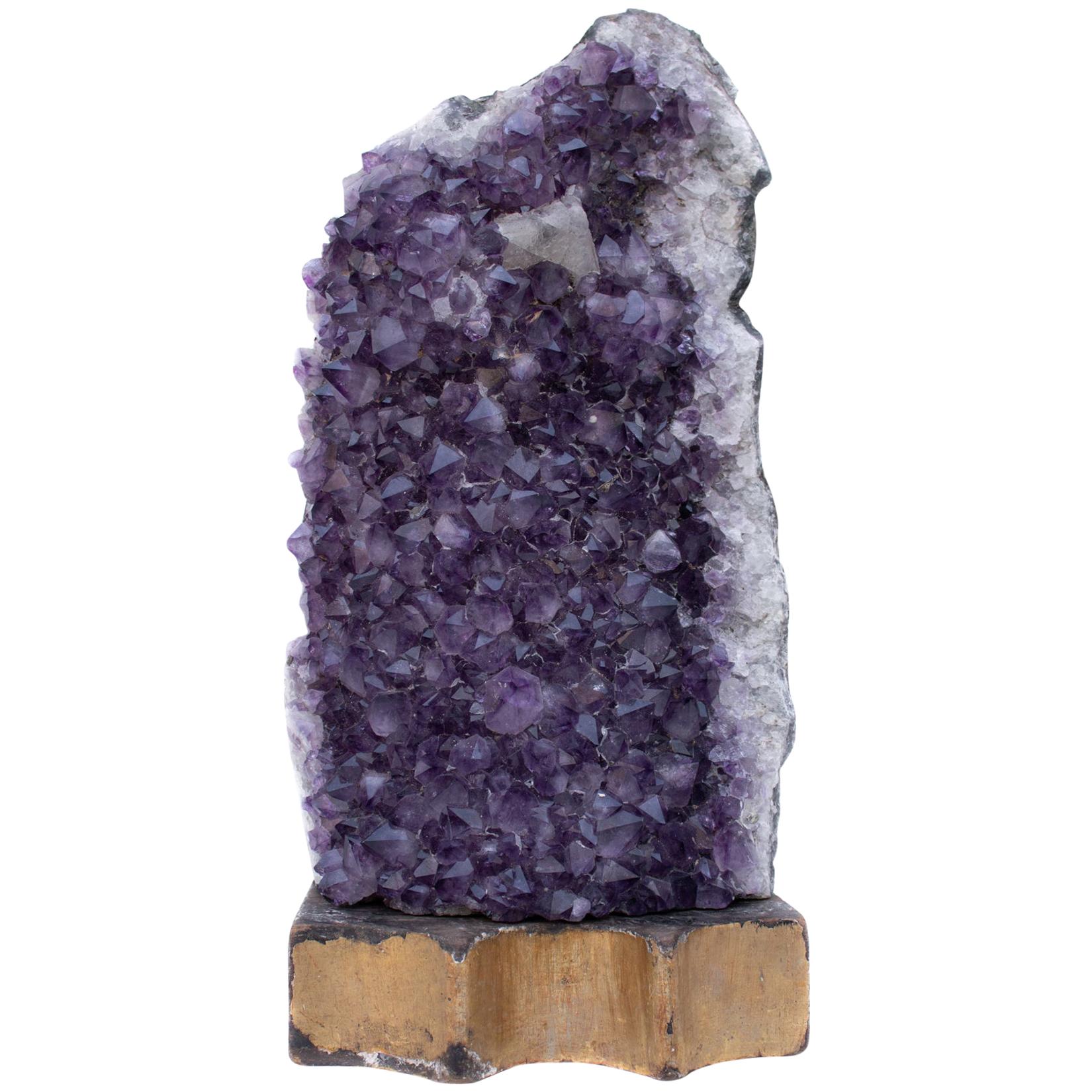 Skulpturaler Amethyst mit Fluorit auf einem italienischen Altarsockel aus dem 18. Jahrhundert