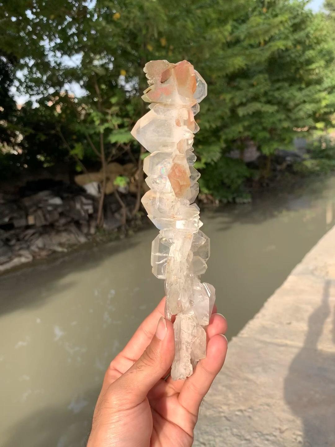 Origen: Distrito de Zhob, provincia de Baluchistán, Pakistán 

Dim: Alt: 23 x Anch: 4,5 x Prof: 4,5 cm

Peso: 257 g

Tipo de espécimen: Ejemplar escultural y artístico de cristales de Cuarzo Faden intercrecidos 

Tratamiento: Ninguno 

Color: