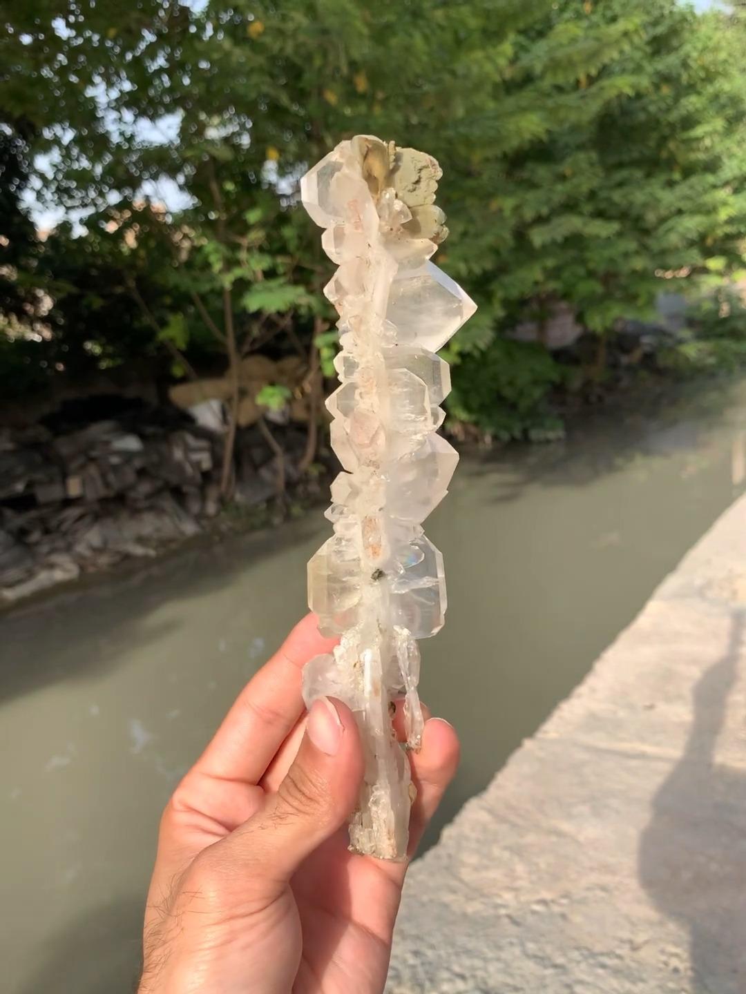 Skulpturale und künstlerische ineinander verschlungene, geflochtene, klare Quarzkristalle aus Pakistan im Zustand „Neu“ im Angebot in Bangkok, TH