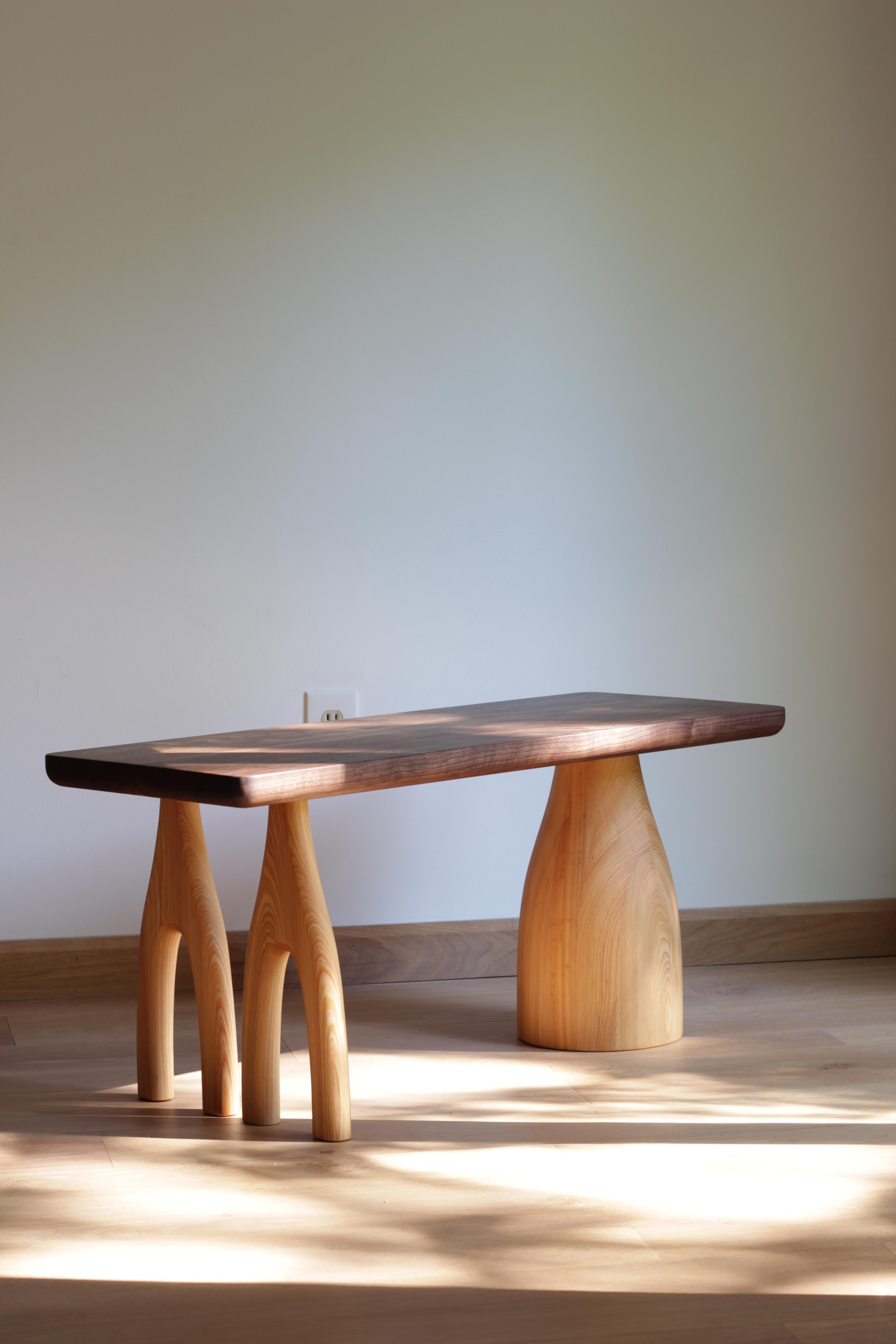 Table basse Mezcal asymétrique rectangulaire en noyer et frêne de SinCa Design Neuf - En vente à Tolland, CT