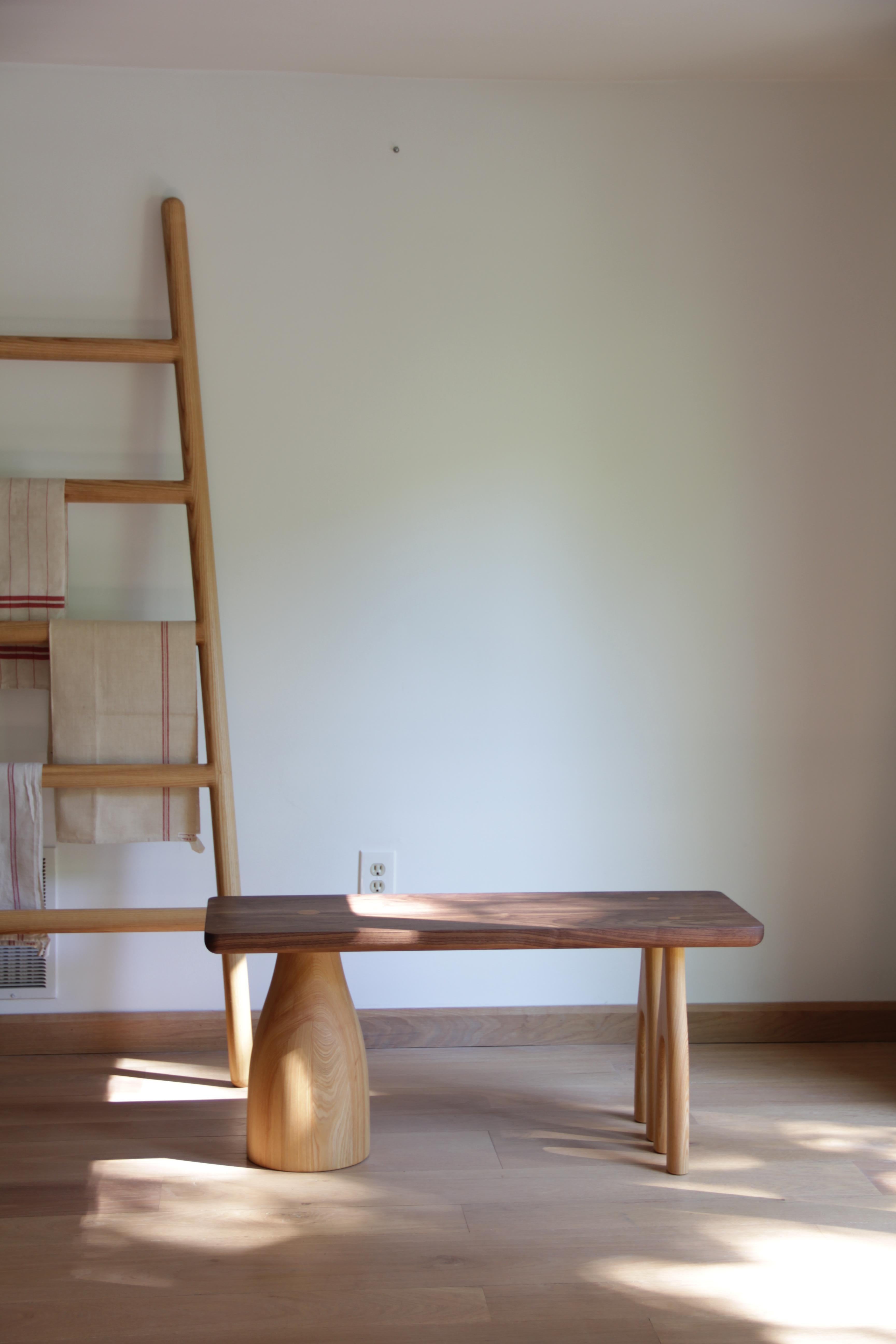 Frêne Table basse Mezcal asymétrique rectangulaire en noyer et frêne de SinCa Design en vente