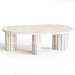 escultural y brutalista Mesa de centro con columna de travertino de Aparentment