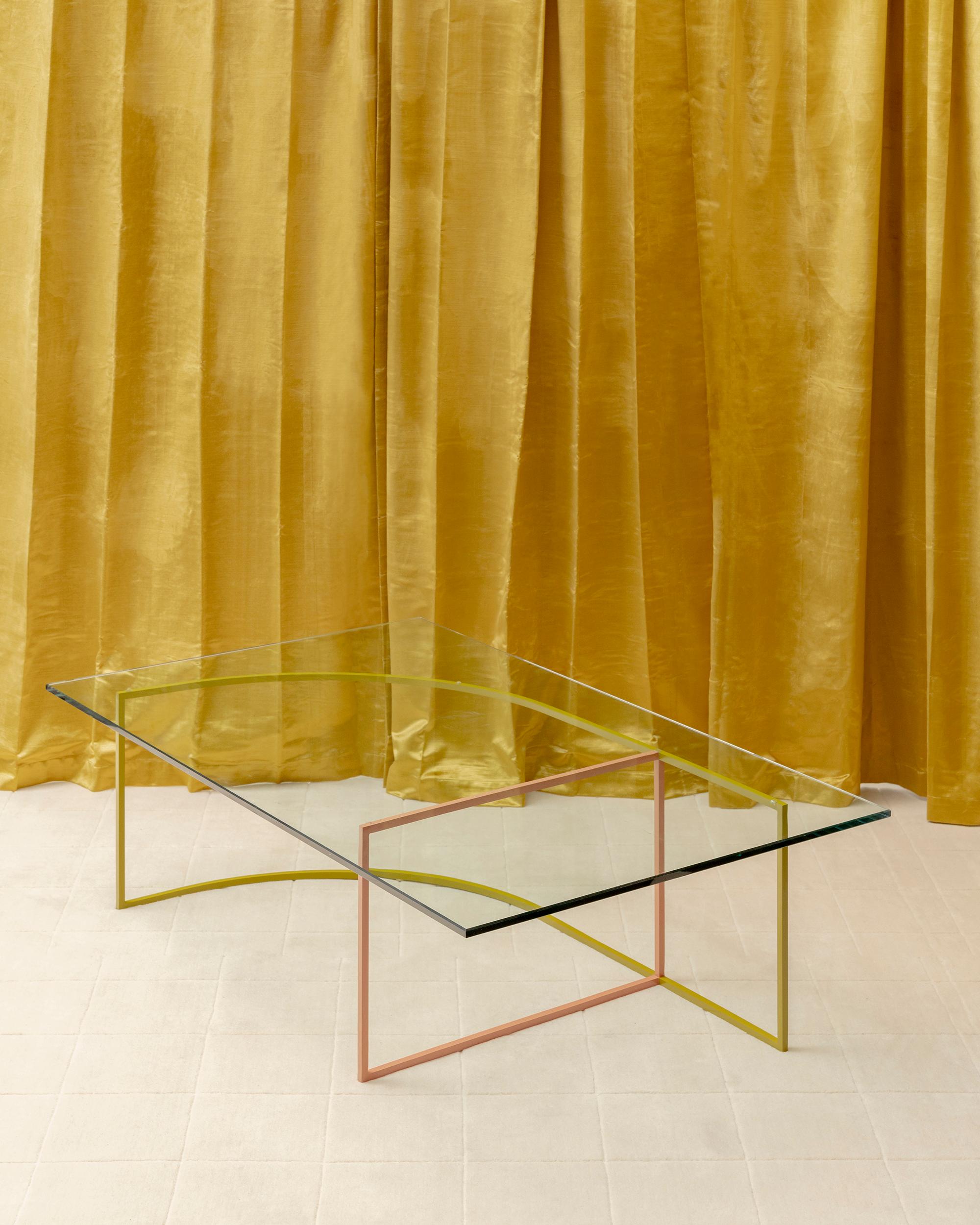 Fabriquées en acier thermolaqué et en verre, et disponibles sous forme de tables basses, de bureaux, de tables à manger ou de consoles, les tables Frame ont été conçues par le duo suisse Thévoz-Choquet autour d'une série de géométries qui