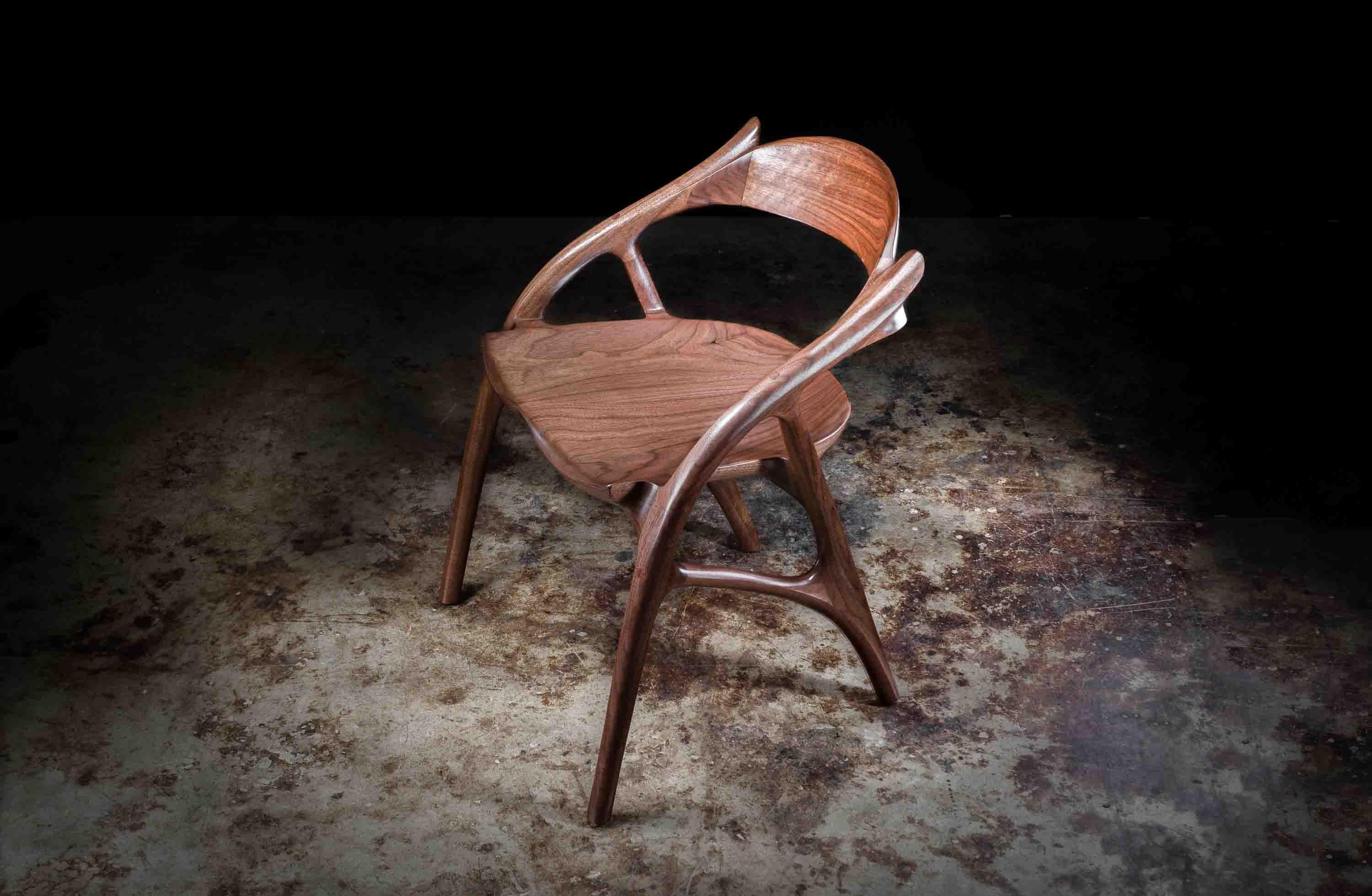 Mid-Century moderno Sedia Wapiti scultorea e fluida in noce Claro di Erickson Woodworking in vendita