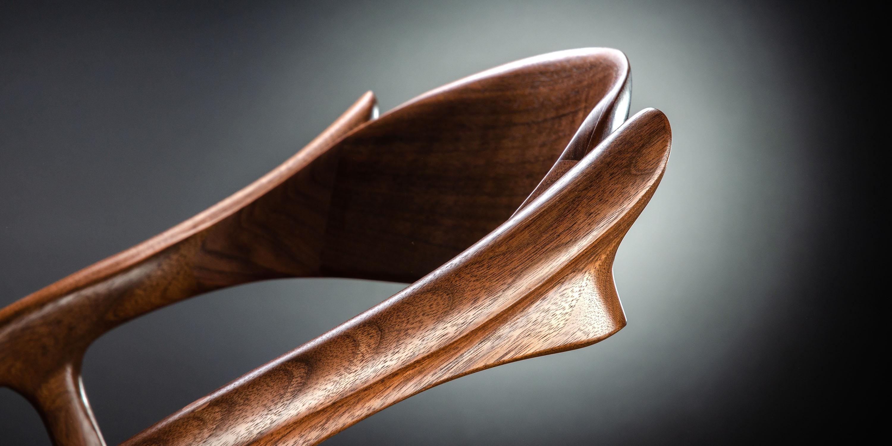 Americano Sedia Wapiti scultorea e fluida in noce Claro di Erickson Woodworking in vendita