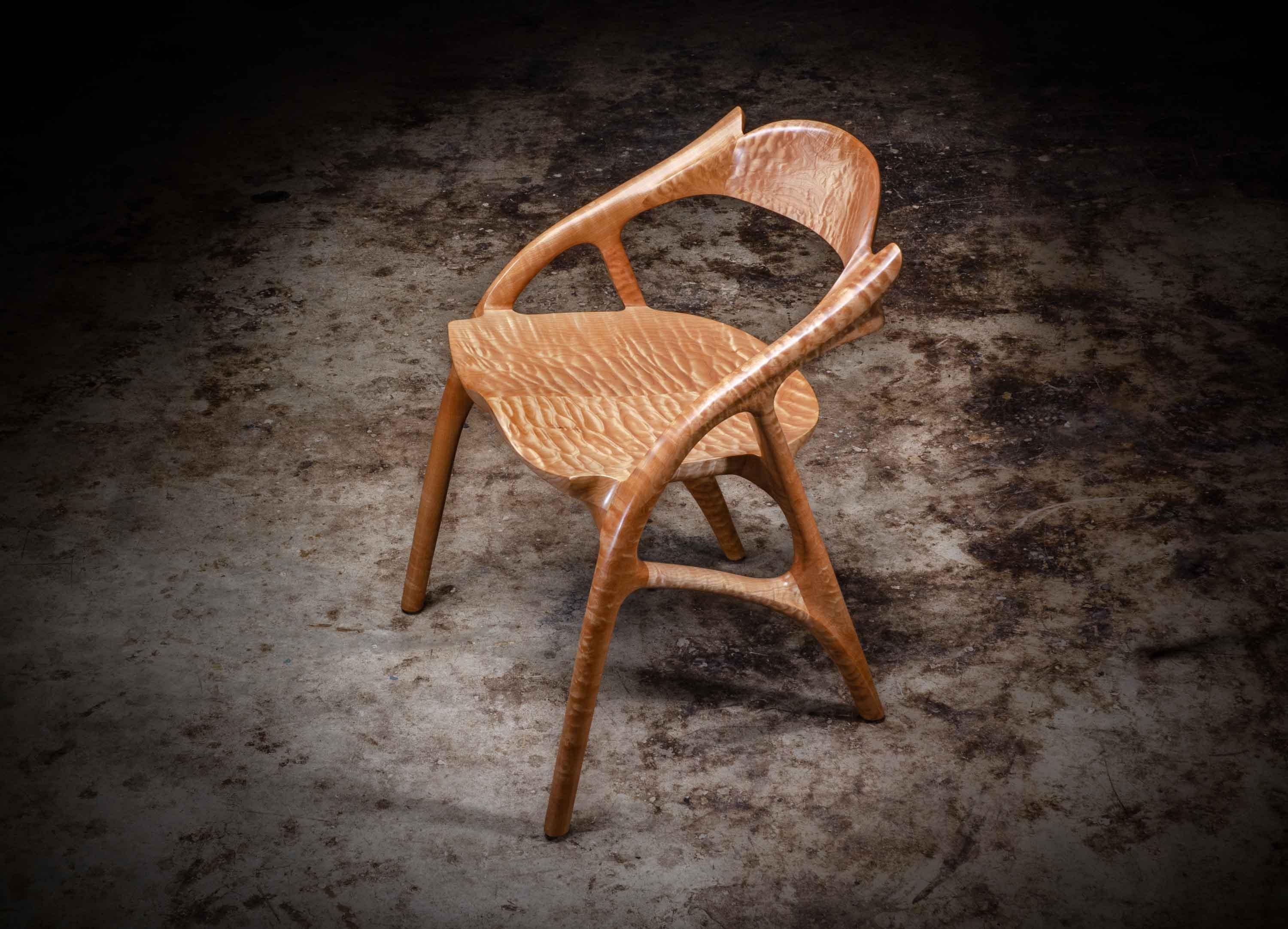 Intagliato a mano Sedia Wapiti scultorea e fluida in noce Claro di Erickson Woodworking in vendita