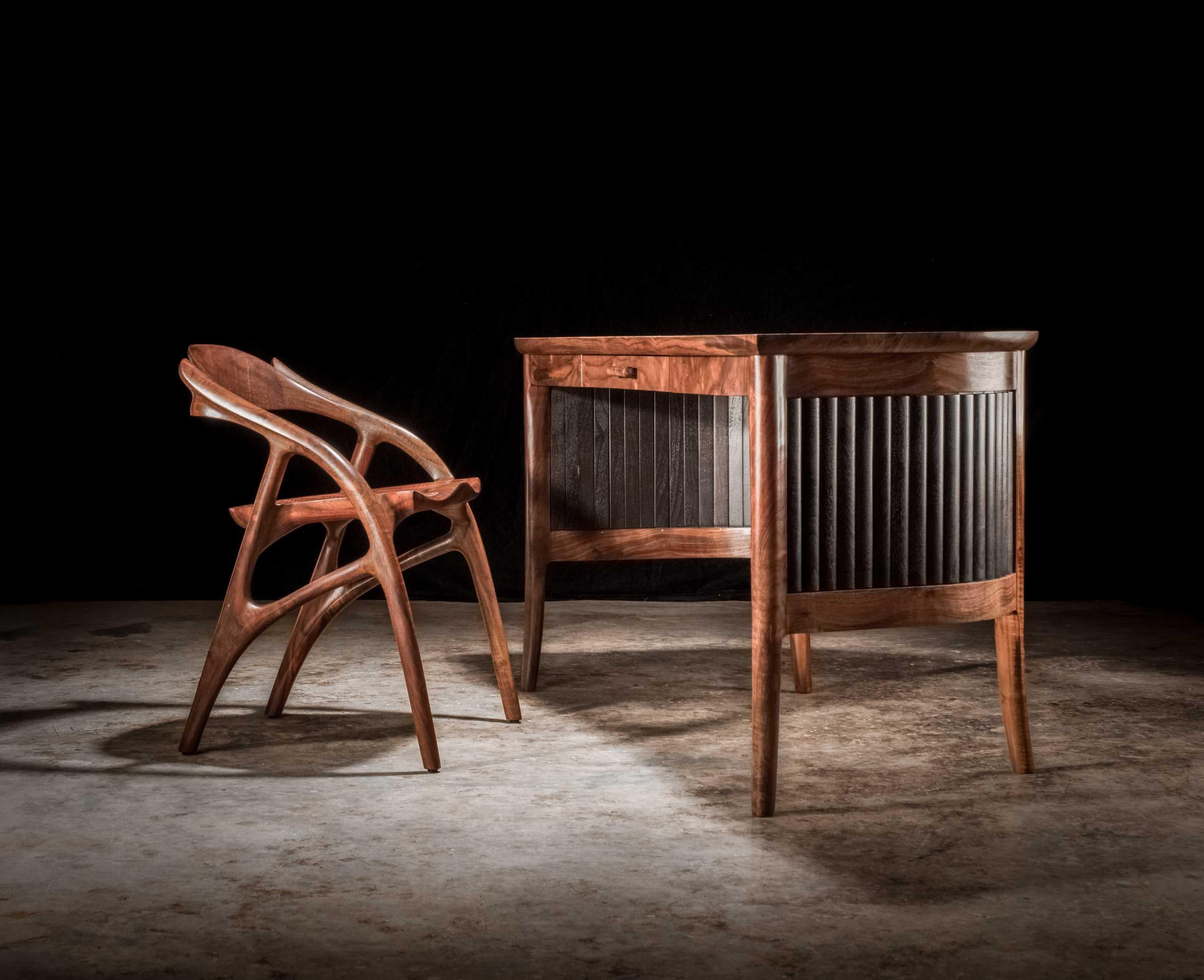 XXI secolo e contemporaneo Sedia Wapiti scultorea e fluida in noce Claro di Erickson Woodworking in vendita