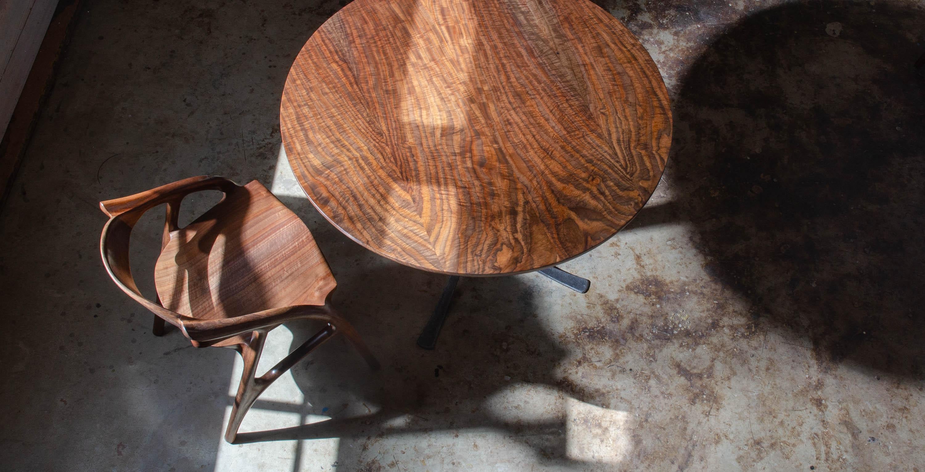 Legno Sedia Wapiti scultorea e fluida in noce Claro di Erickson Woodworking in vendita