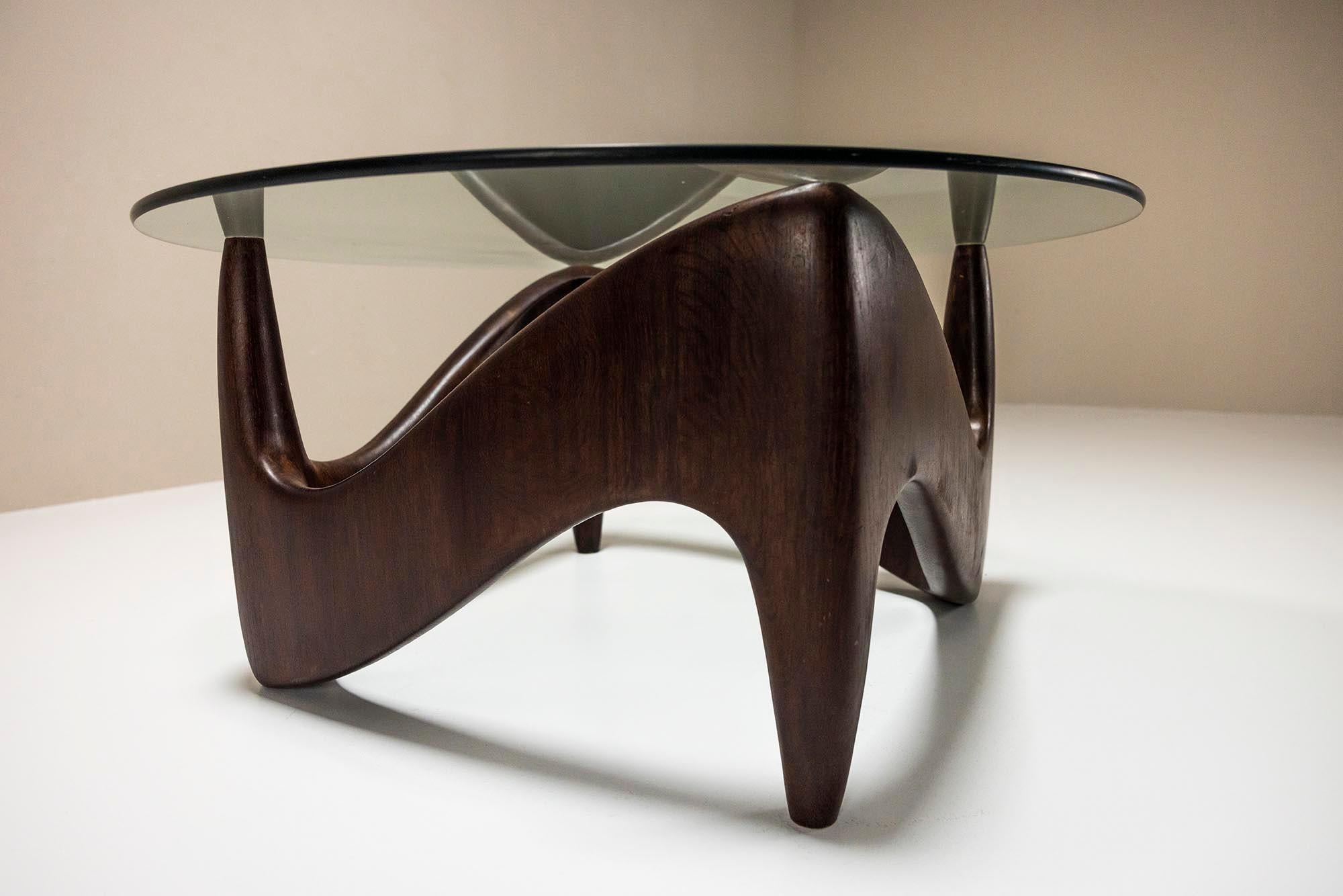 Late 20th Century Sculptural And Organic Shaped Coffee Table In Wood And Glass, Italy 1970s For Sale