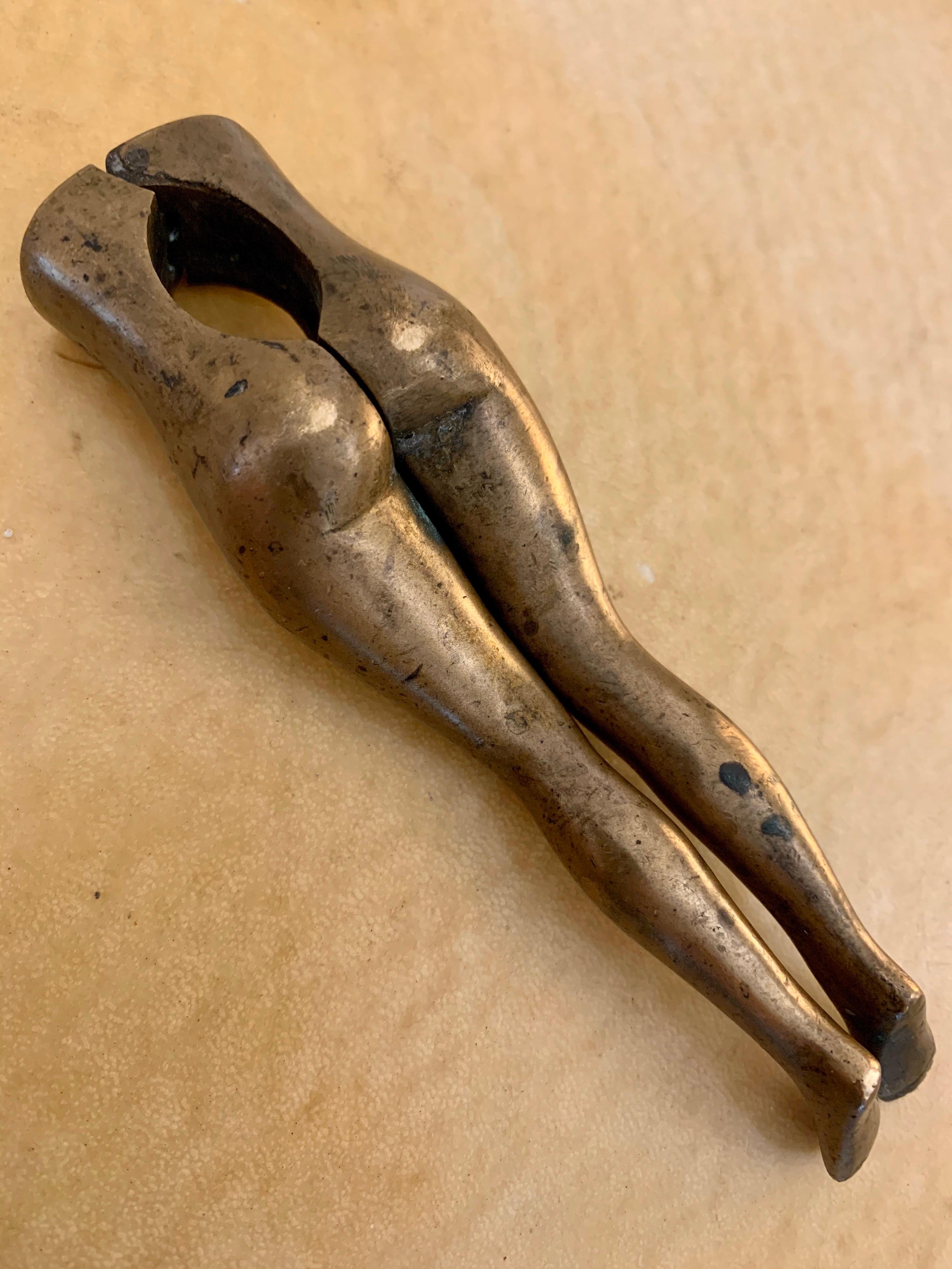 Pareja escultórica y vintage de cascanueces de latón con torso femenino en venta 4