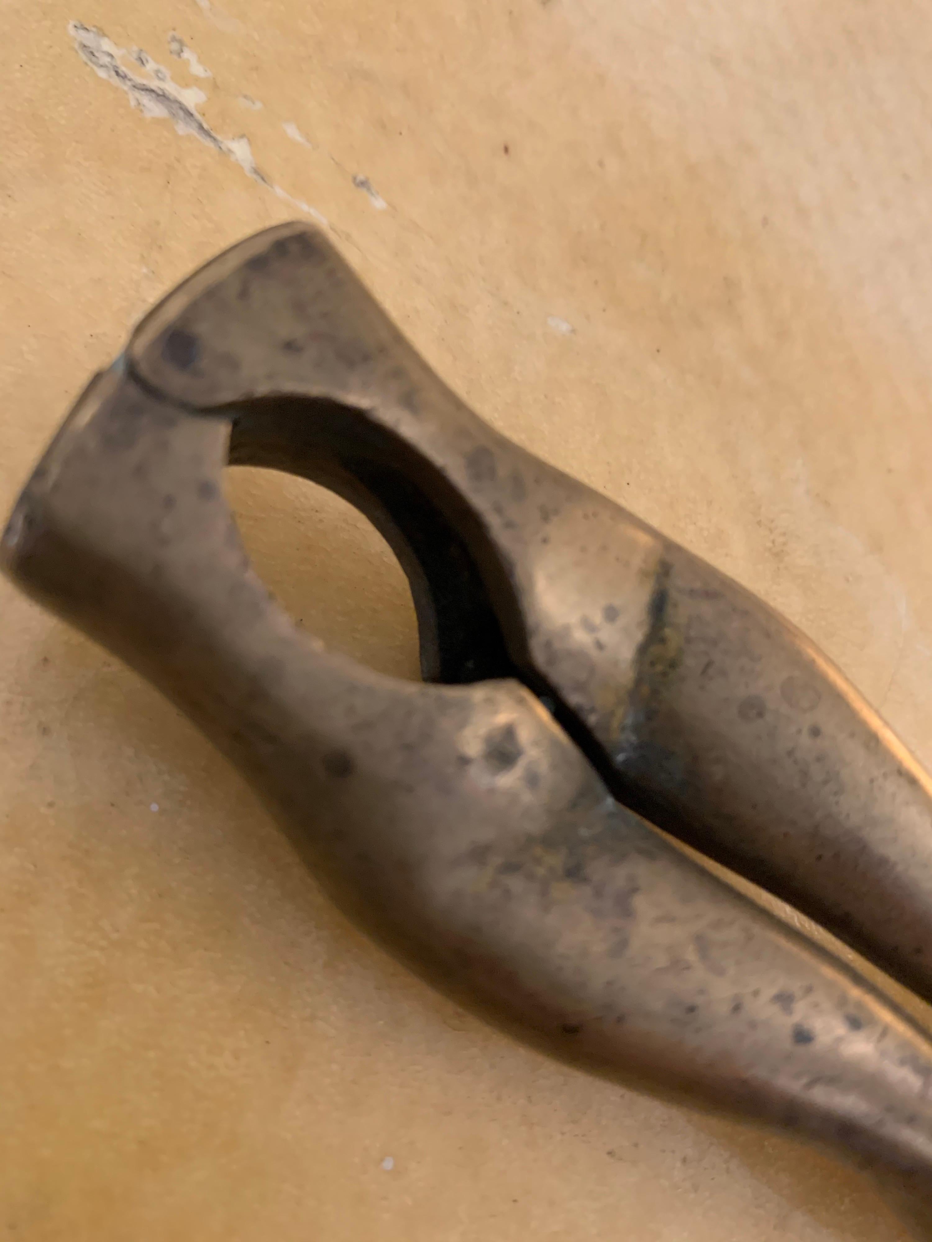 Pareja escultórica y vintage de cascanueces de latón con torso femenino en venta 5