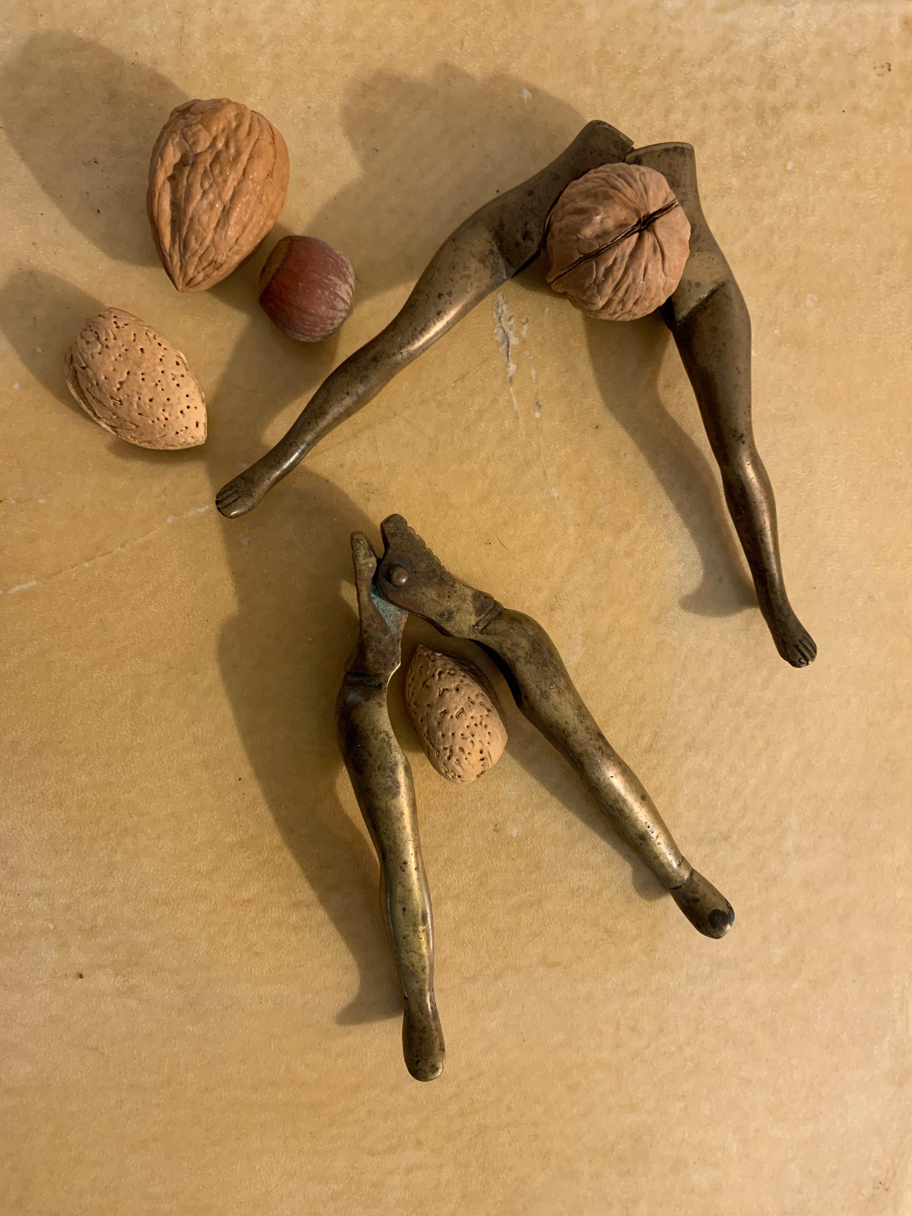 Pareja escultórica y vintage de cascanueces de latón con torso femenino en venta 6