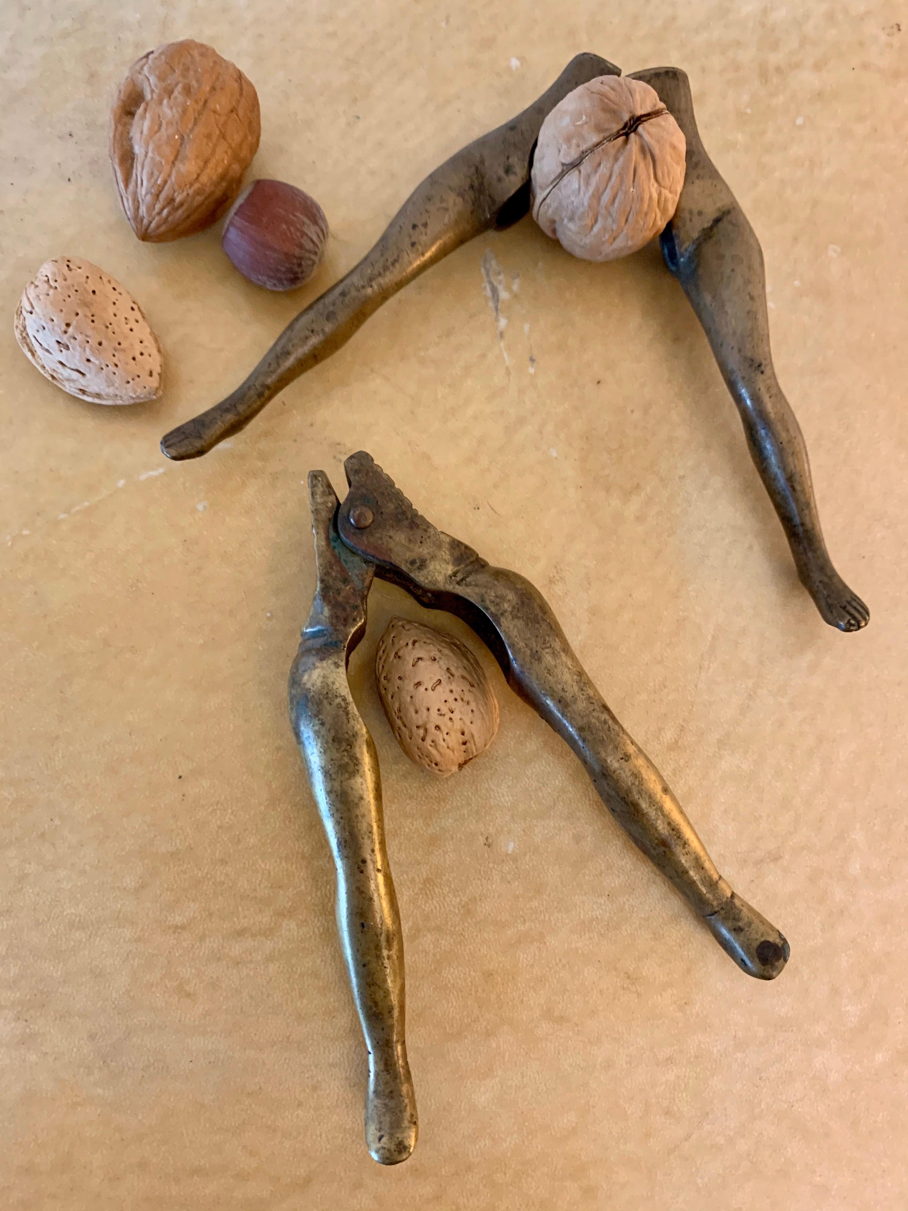 Al estilo de Auboch, estos rarísimos cascanueces vintage de latón en forma de cuerpo de mujer son funcionales y hermosos.