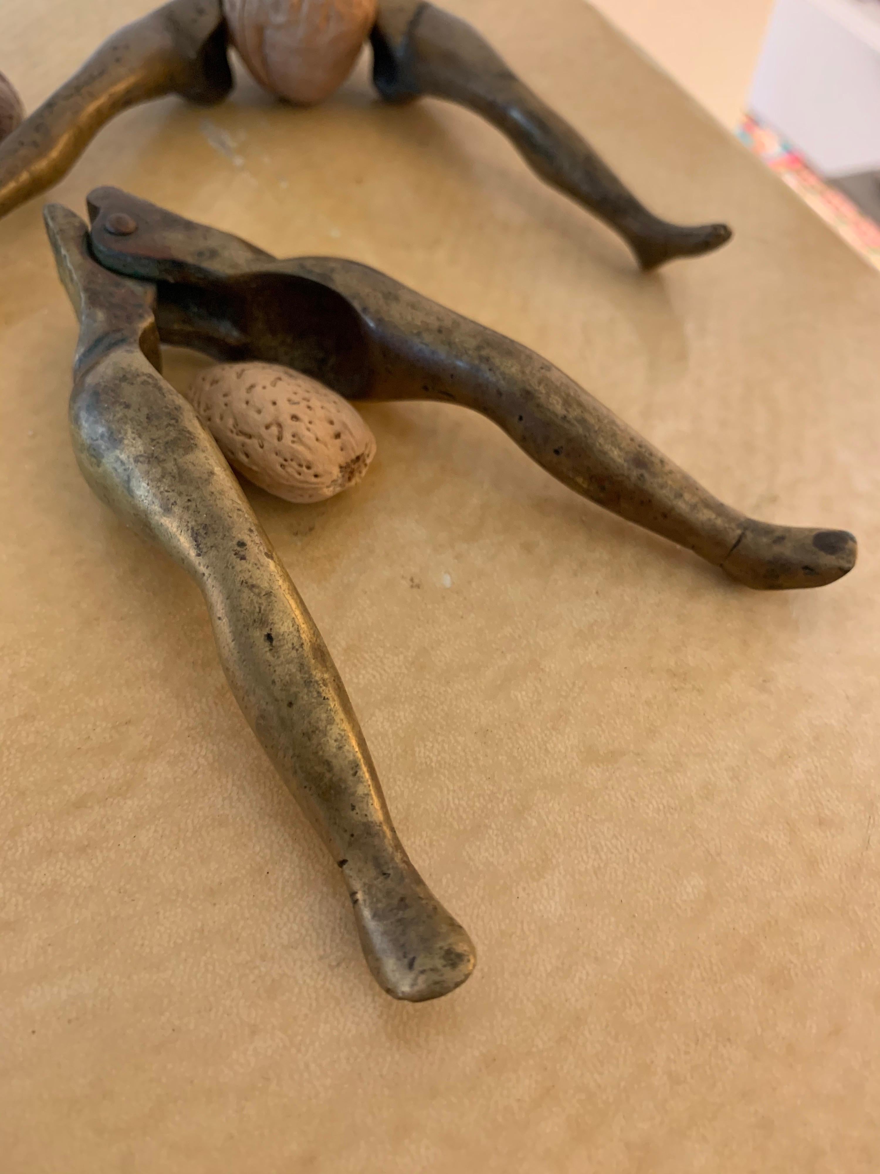 Pareja escultórica y vintage de cascanueces de latón con torso femenino Estadounidense en venta
