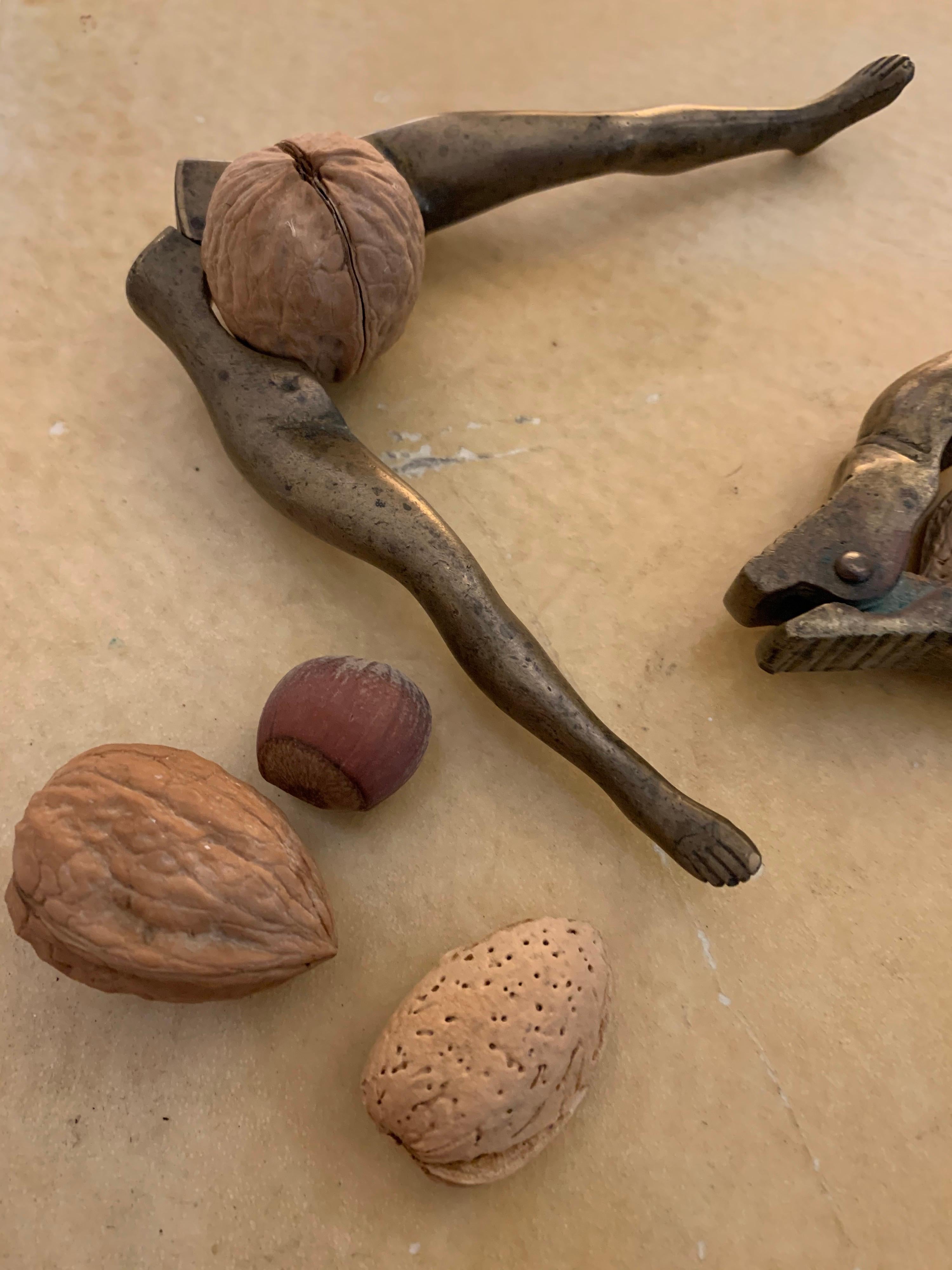 Pareja escultórica y vintage de cascanueces de latón con torso femenino en Bueno estado para la venta en North Miami, FL
