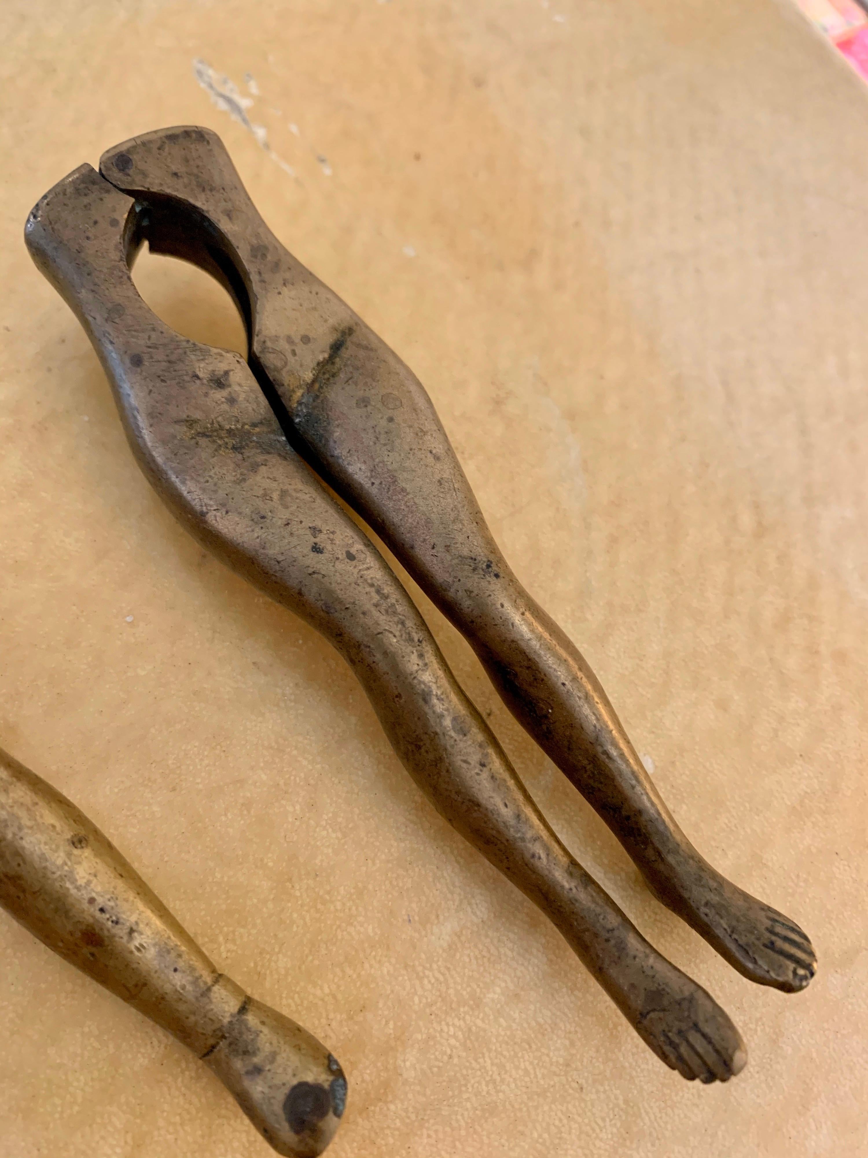 Pareja escultórica y vintage de cascanueces de latón con torso femenino mediados del siglo XX en venta