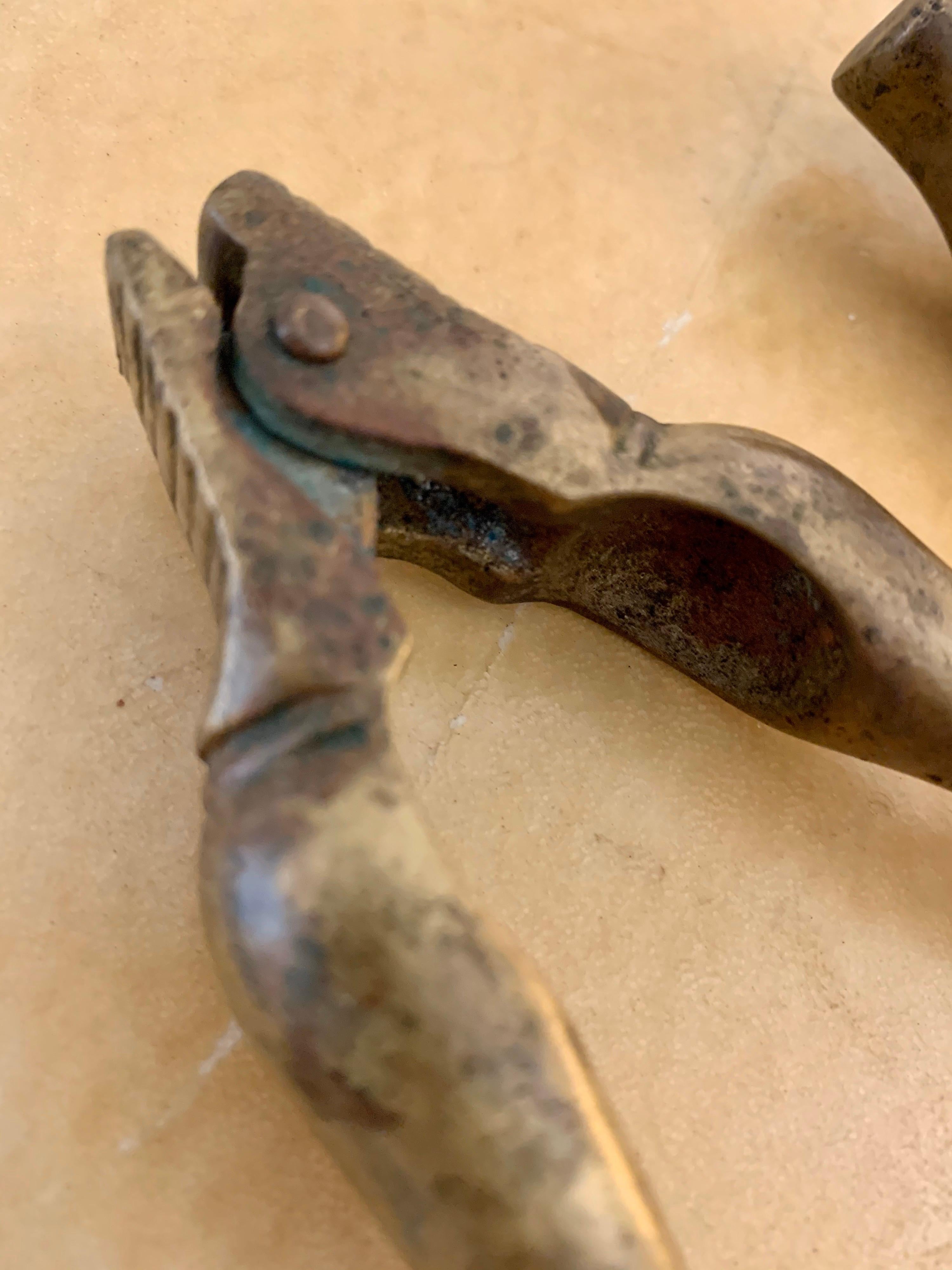 Pareja escultórica y vintage de cascanueces de latón con torso femenino Latón en venta
