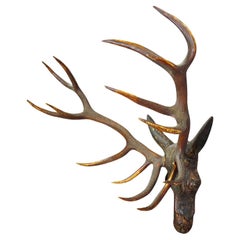 Tête de cerf sculpturale antique en bois sculpté Black Forest Baroque