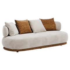 Divano scultoreo Arcadia in Bouclé crema con Silhouette curva