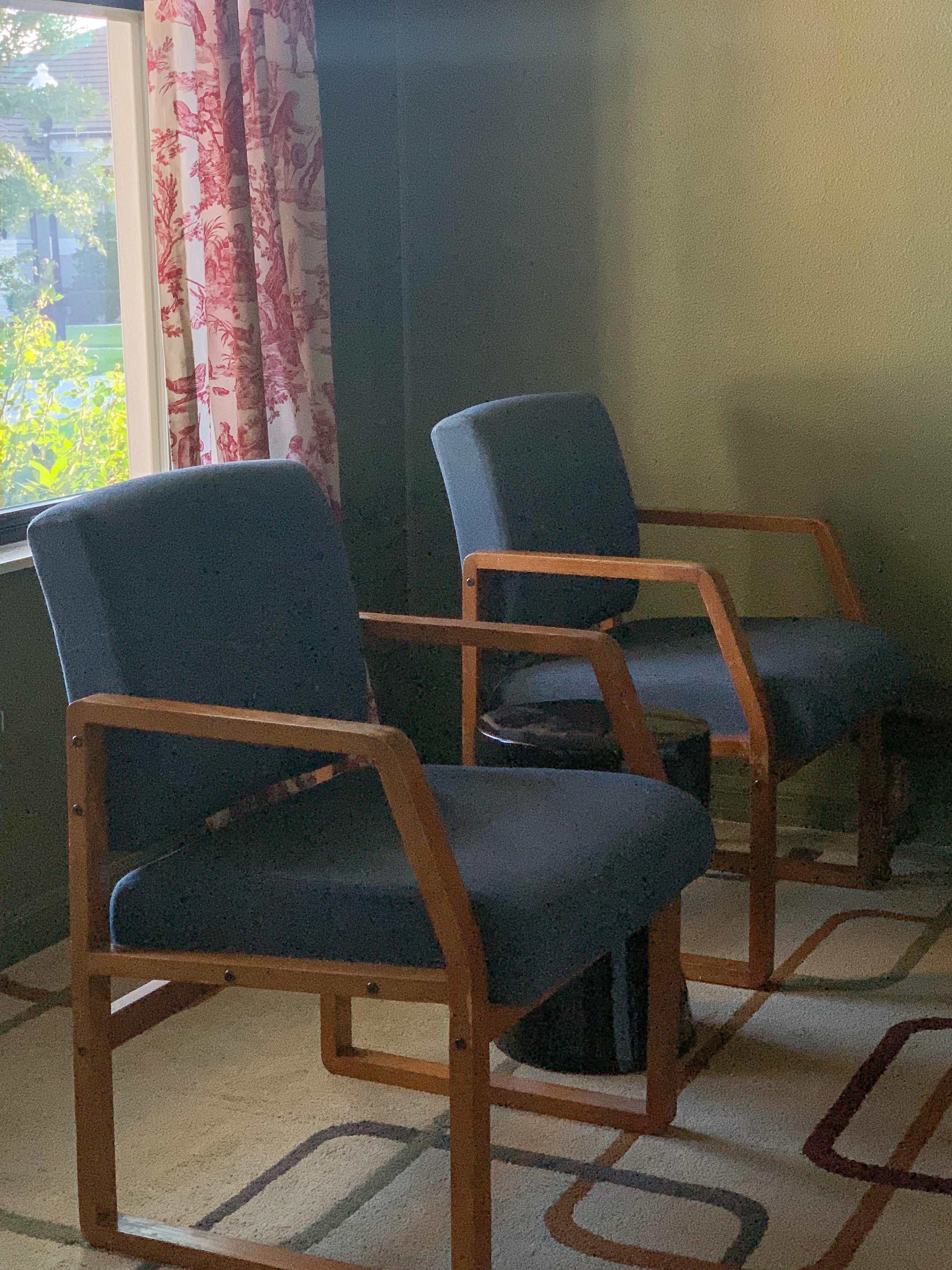 Chaise géométrique de style Bentwood du milieu du siècle, fabriquée sur mesure par HighPoint Furniture NC. Structure angulaire en noyer et rembourrage en tissu BLEU D'ACIER soutenu par une mousse de densité moyenne de haute qualité. Production