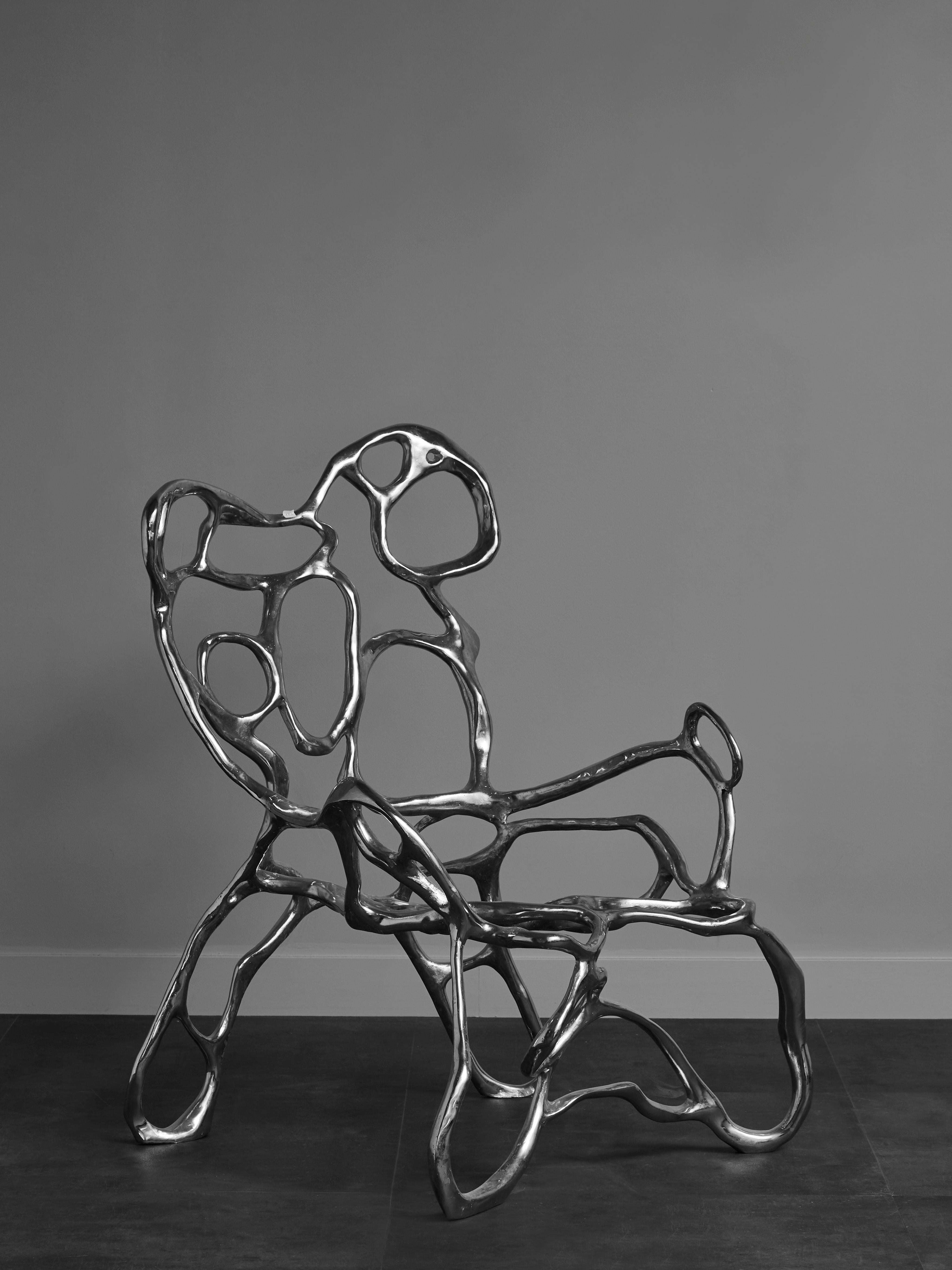 Exceptionnel fauteuil en bronze massif, sculpté et nickelé conçu par le Studio Glustin.
France, 2017
(Paire disponible).