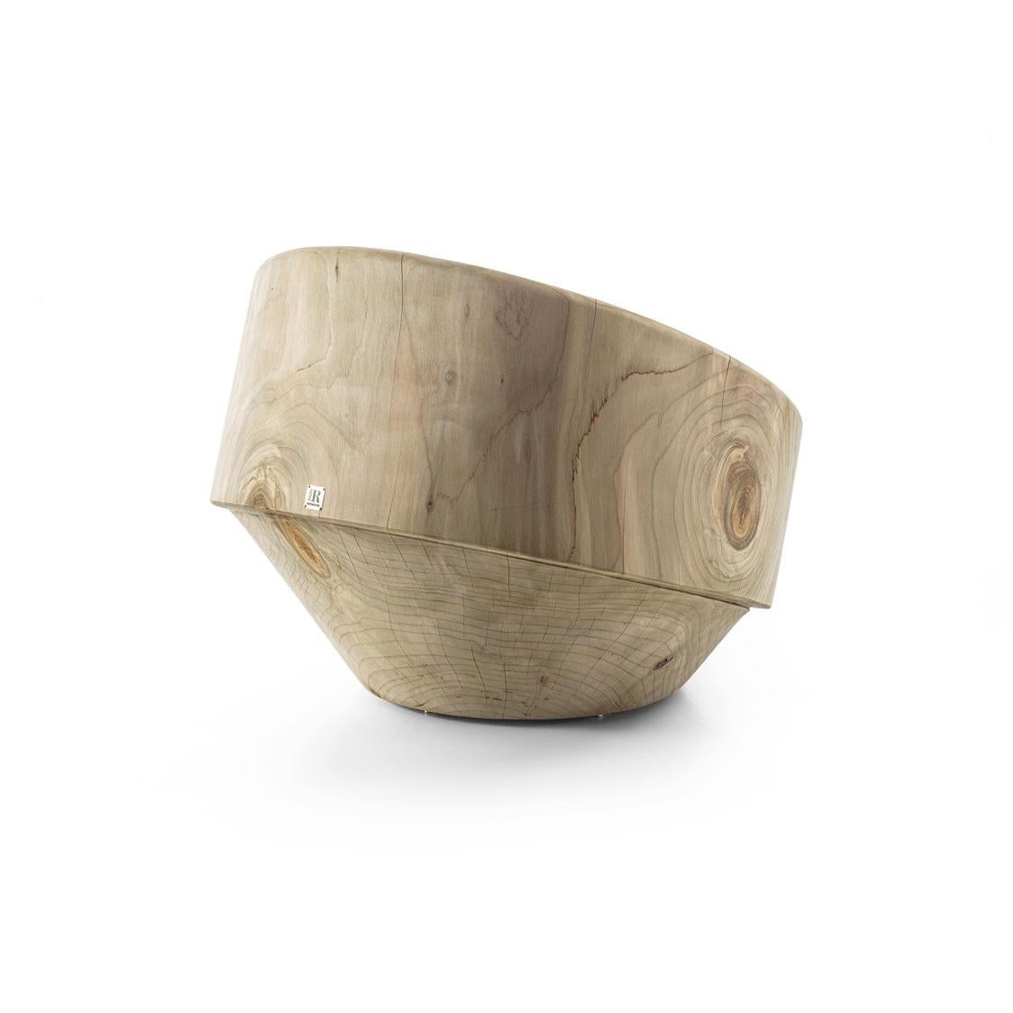 Moderno Poltrona scultorea ricavata da un unico blocco di legno di cedro aromatico in vendita