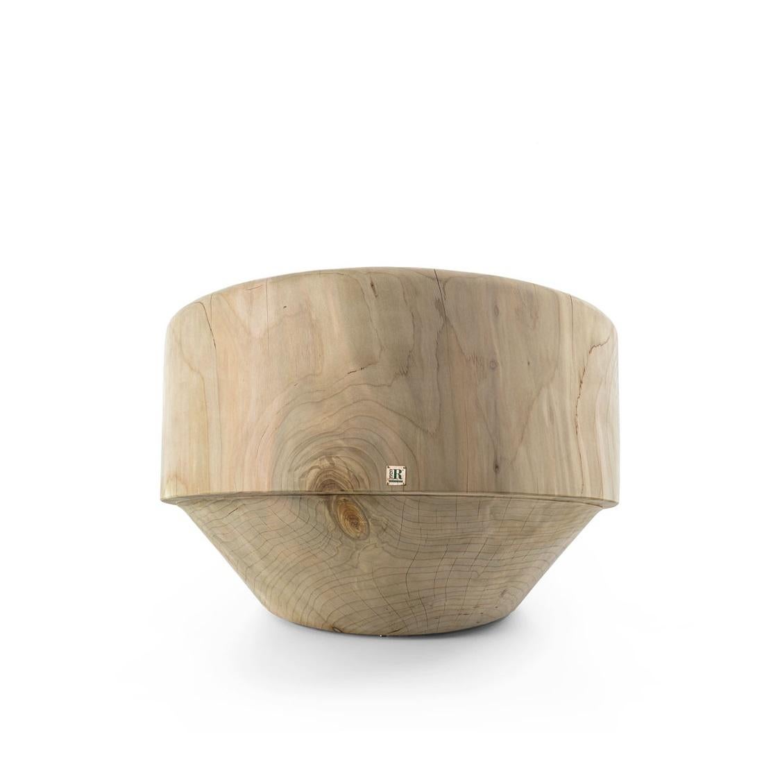 Italiano Poltrona scultorea ricavata da un unico blocco di legno di cedro aromatico in vendita