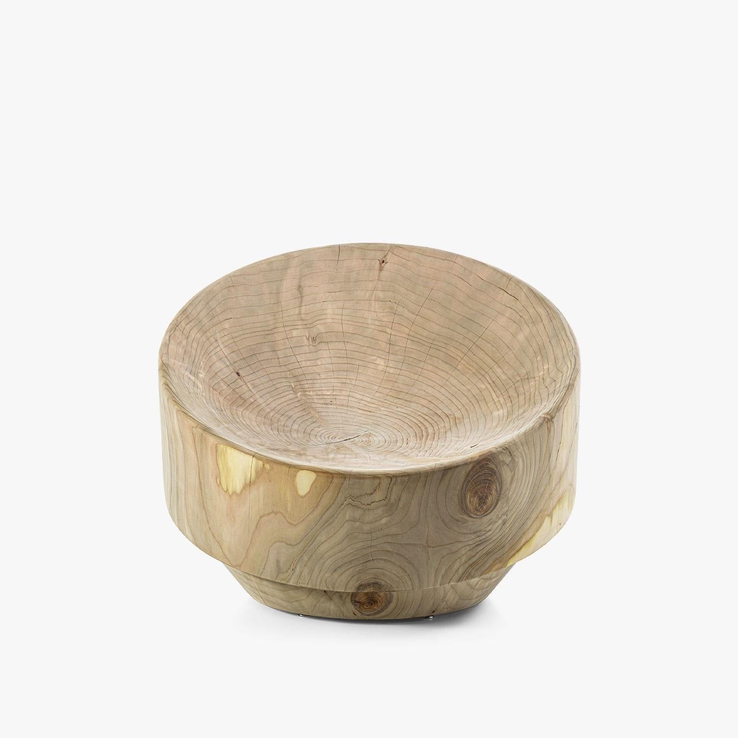 Poltrona scultorea ricavata da un unico blocco di legno di cedro aromatico In condizioni Nuovo in vendita a NEW YORK, NY