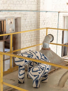 Fauteuil sculptural avec revêtement géométrique bleu et blanc, Umi Lounge Chair