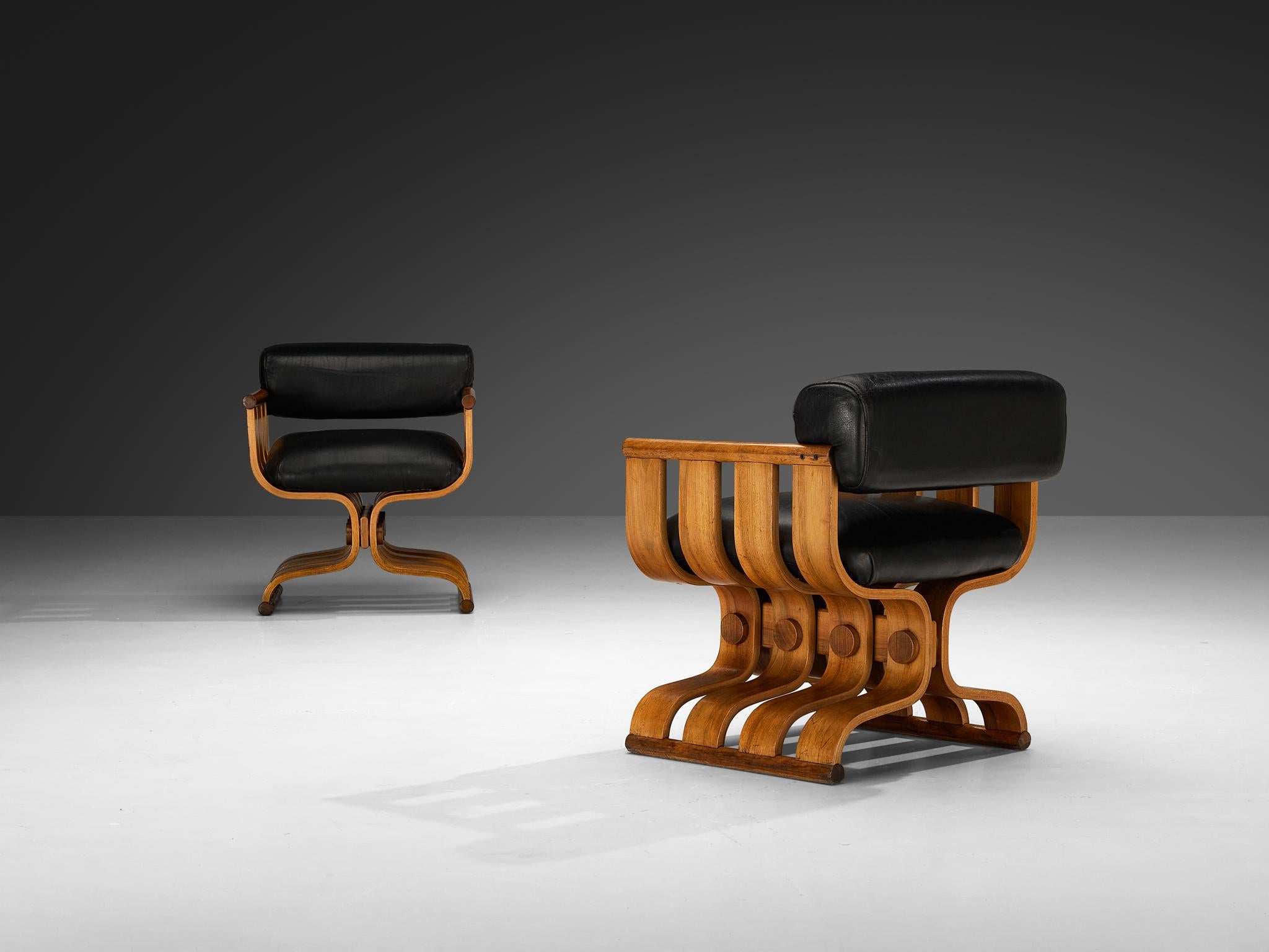Postmoderno Poltrone scultoree con curve organiche in noce e pelle nera in vendita