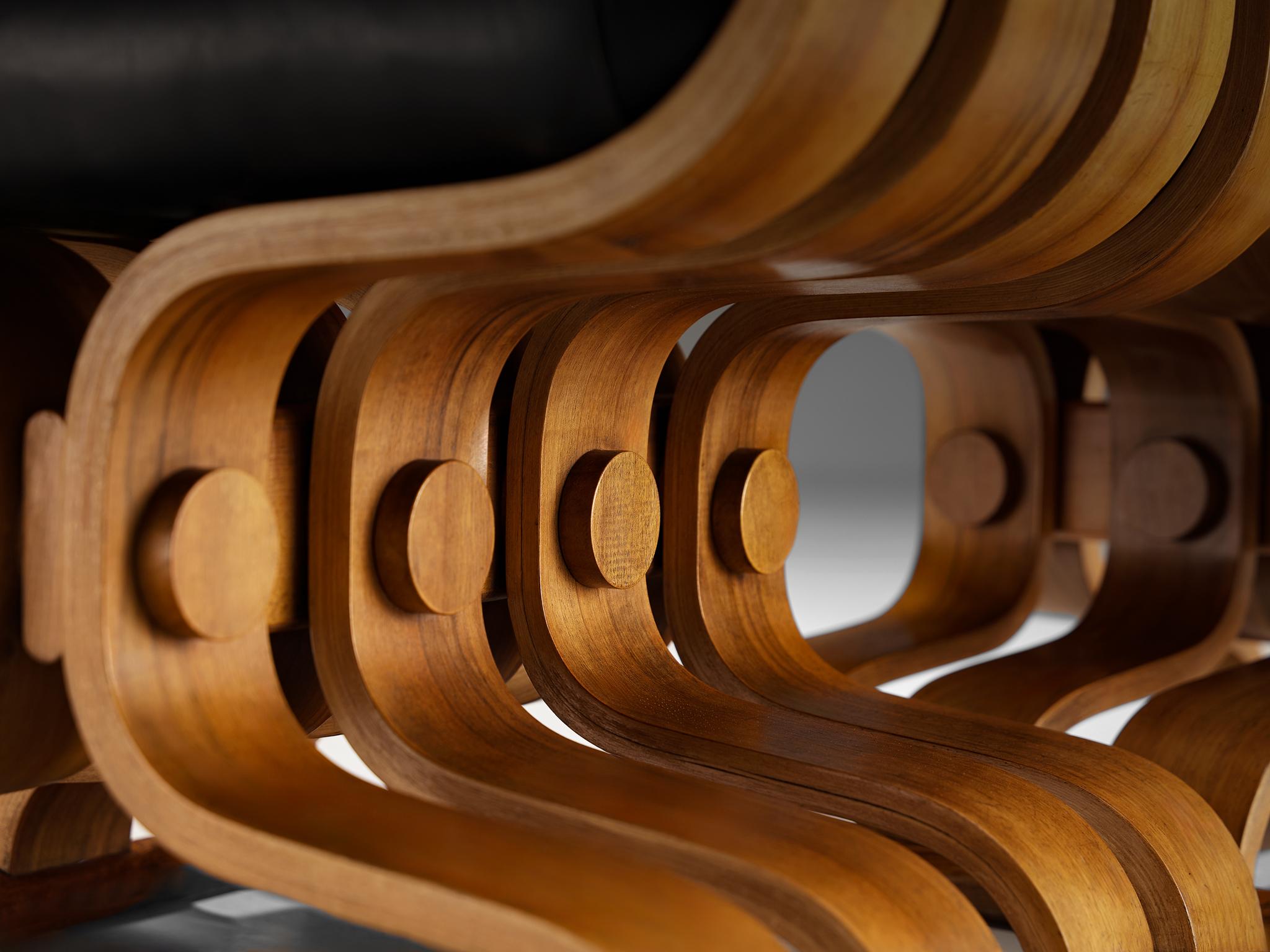 Europeo Poltrone scultoree con curve organiche in noce e pelle nera in vendita