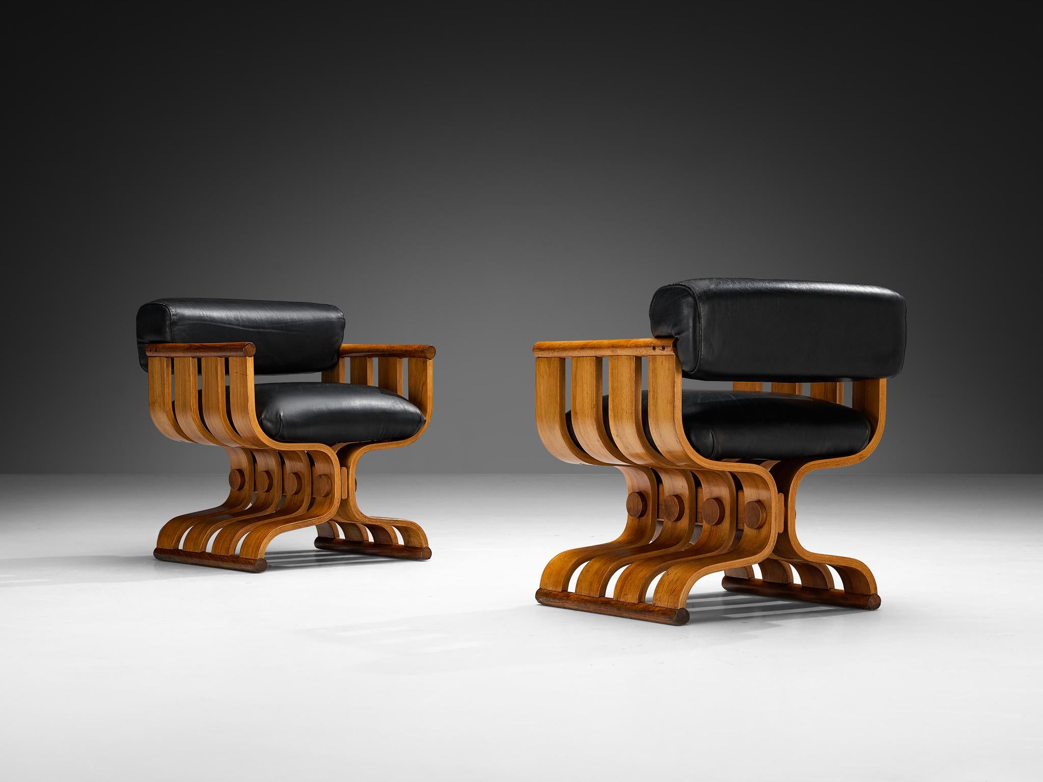 Poltrone scultoree con curve organiche in noce e pelle nera in vendita 1
